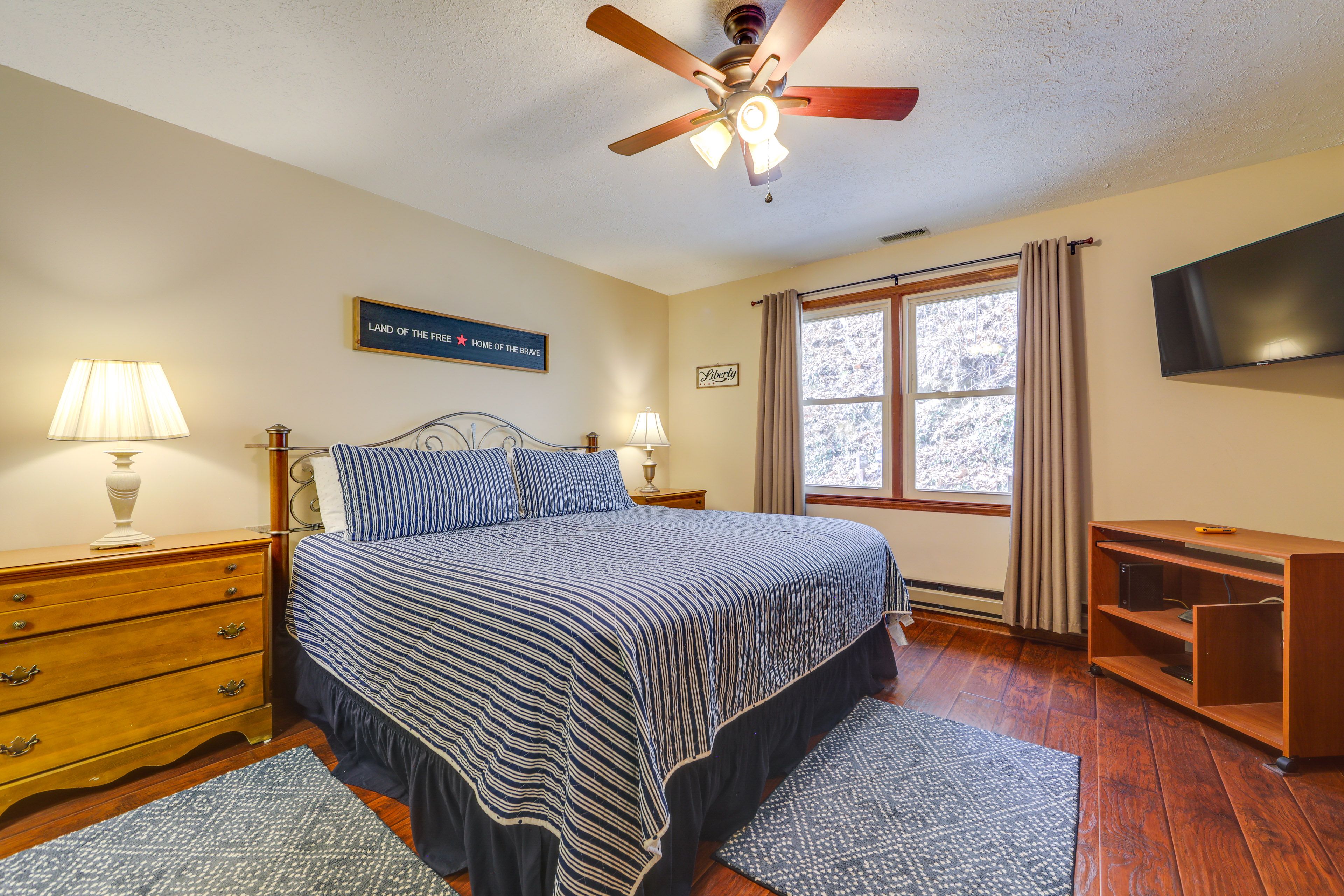 Bedroom 1 | King Bed