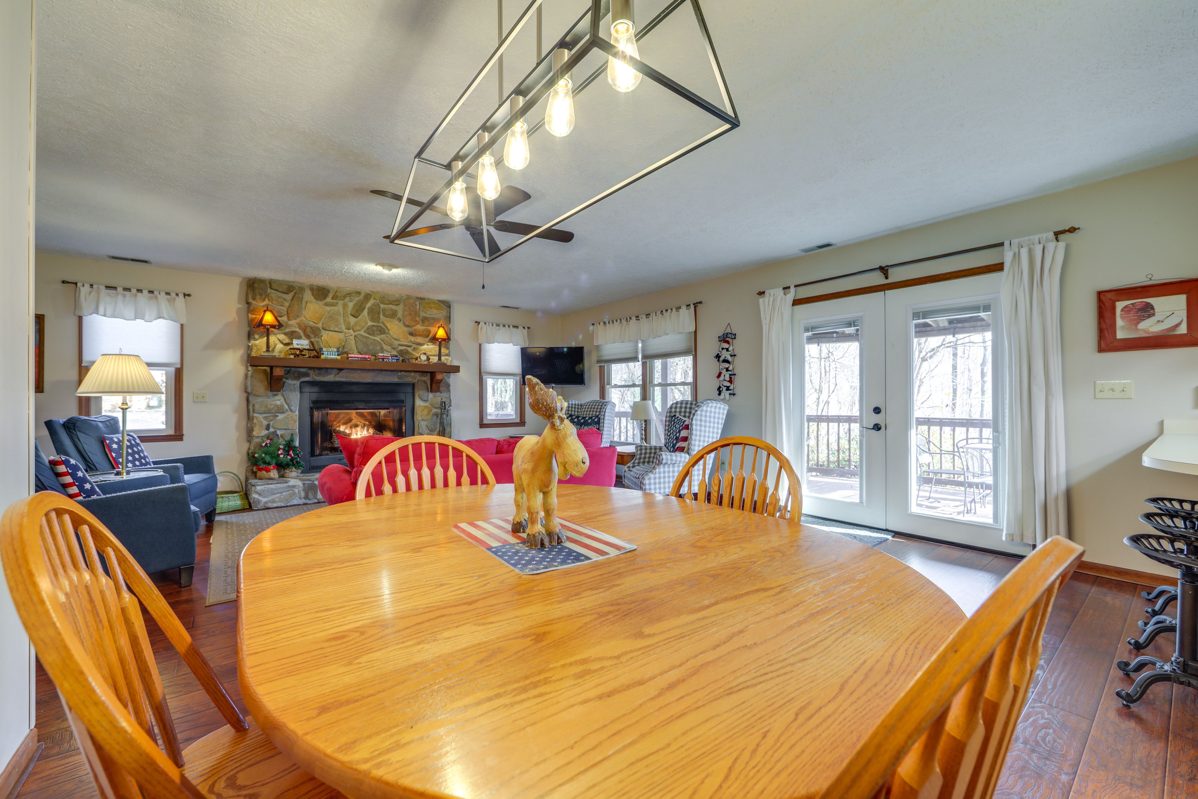 Dining Area | Dishware/Flatware Provided