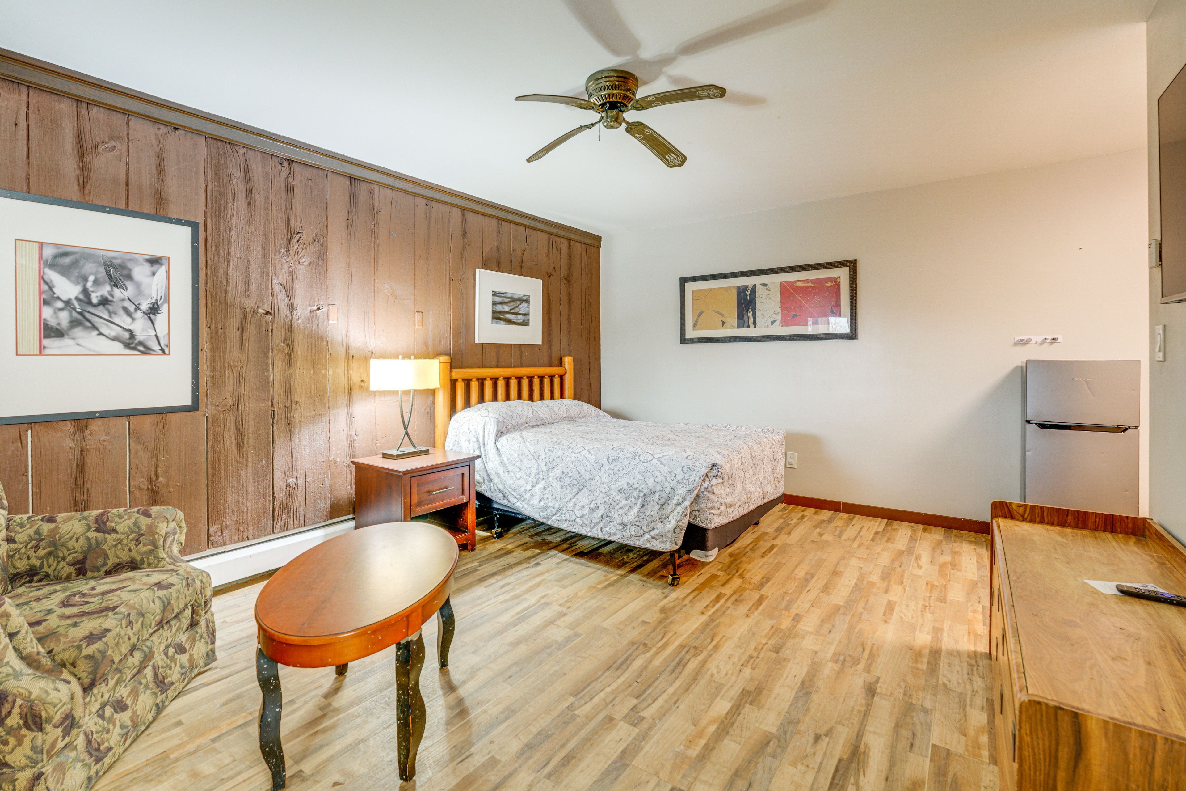 Studio | Queen Bed | Free WiFi | Central A/C & Heat