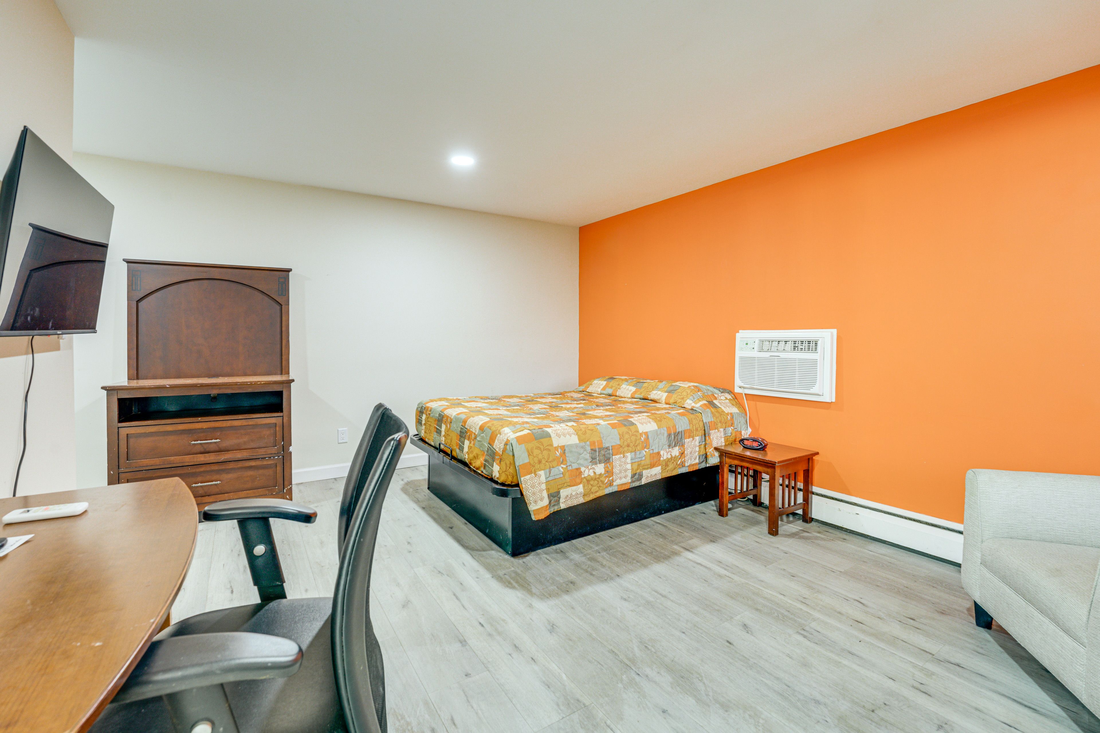 Studio | Queen Bed | Free WiFi | Central A/C & Heat