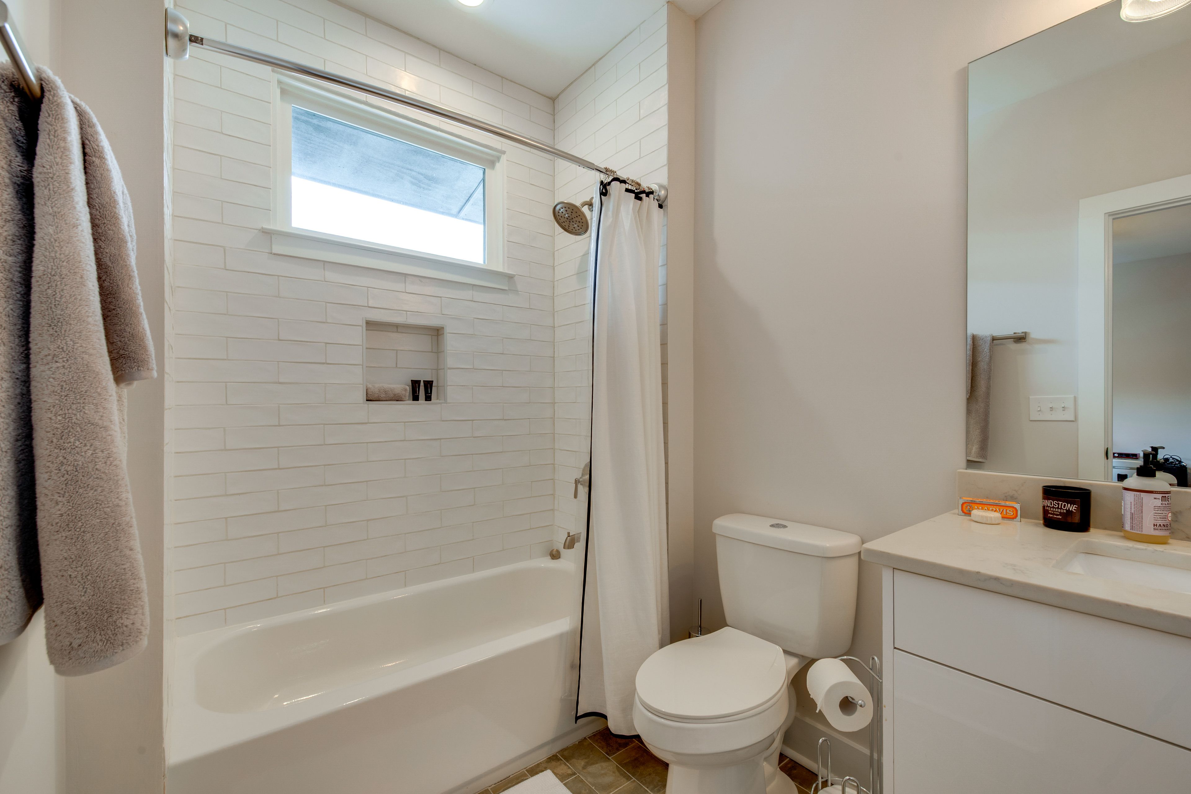 En-Suite Bathroom | Upper Level | Complimentary Toiletries | Hair Dryer