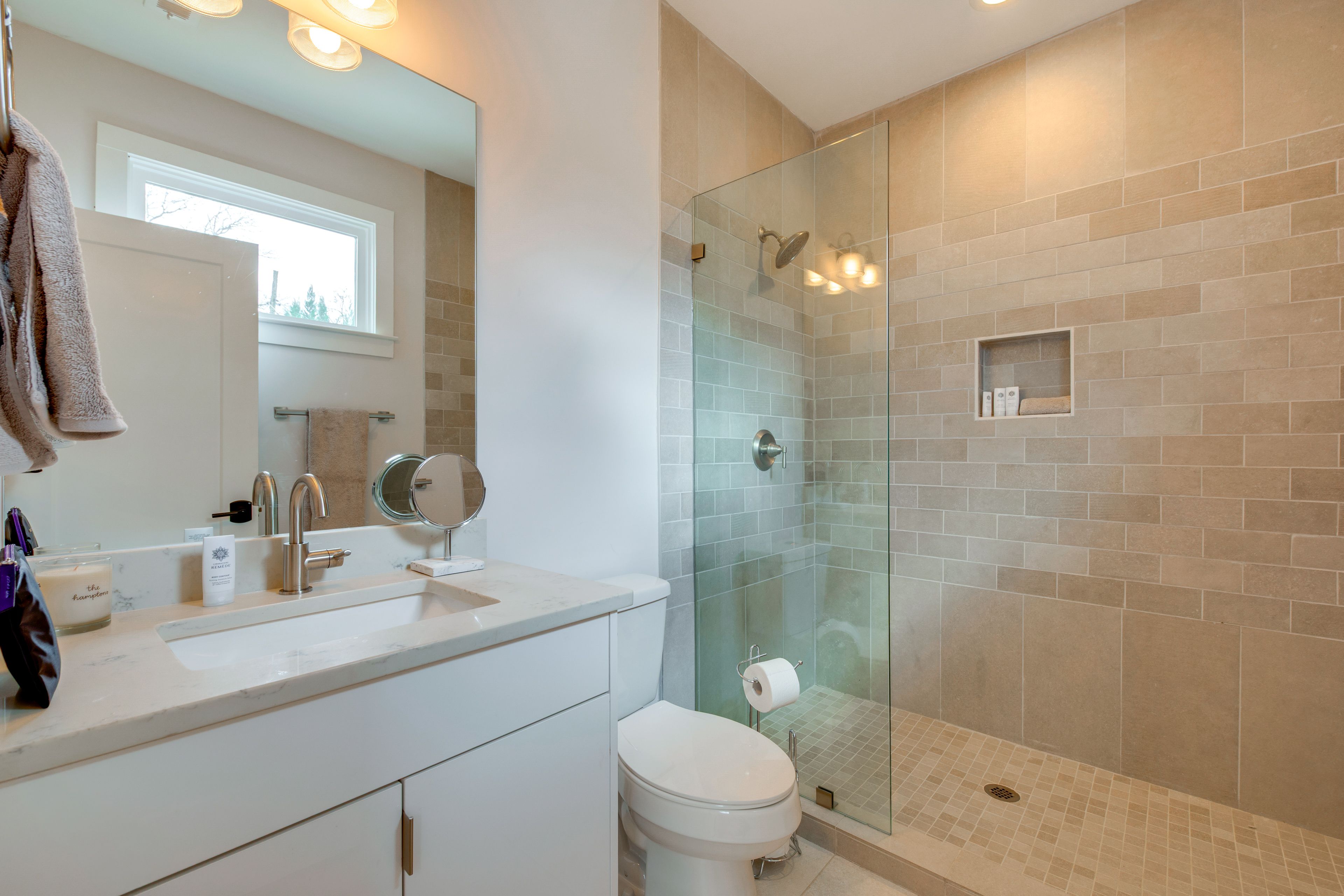 En-Suite Bathroom | Upper Level