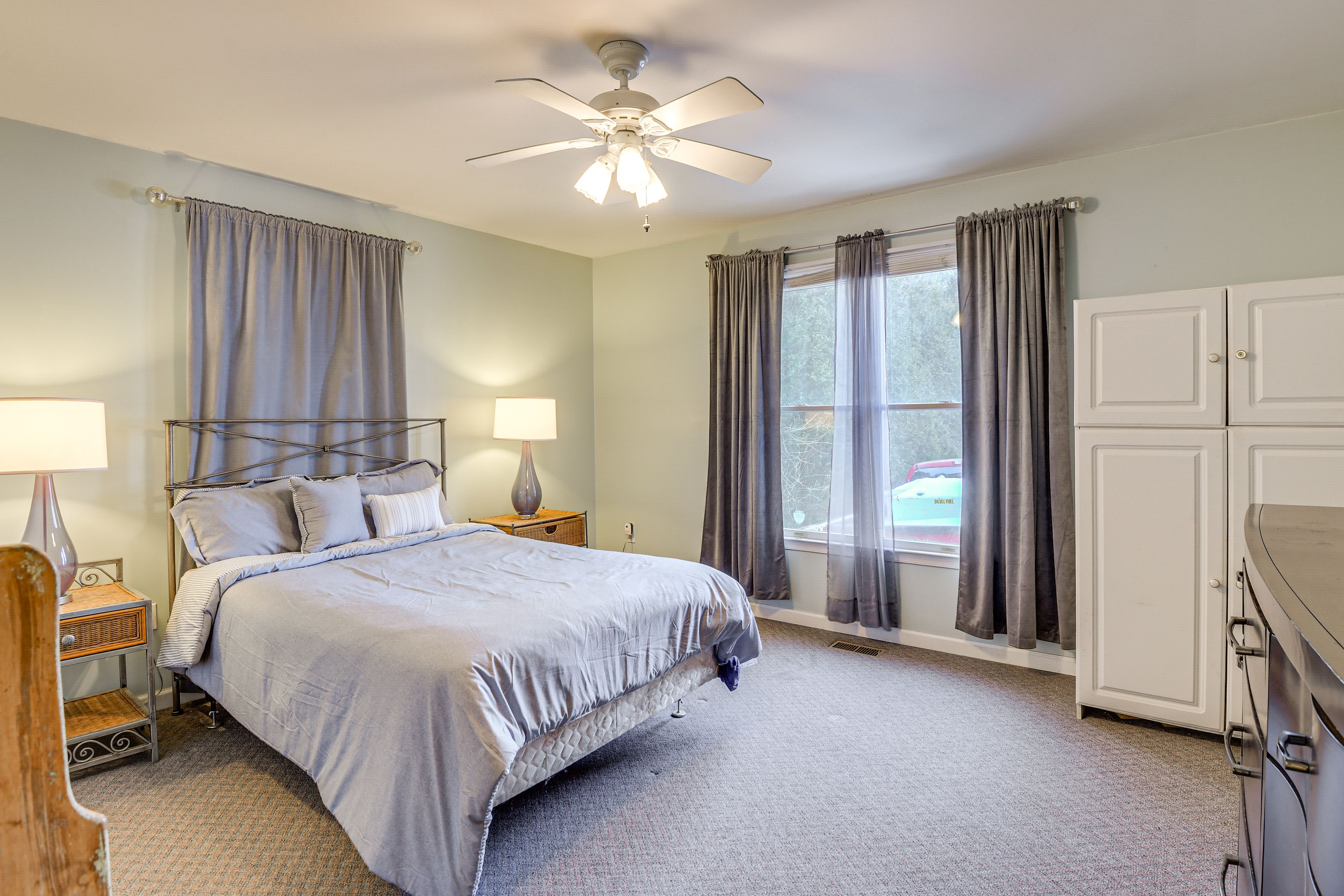 Bedroom 1 | Queen Bed