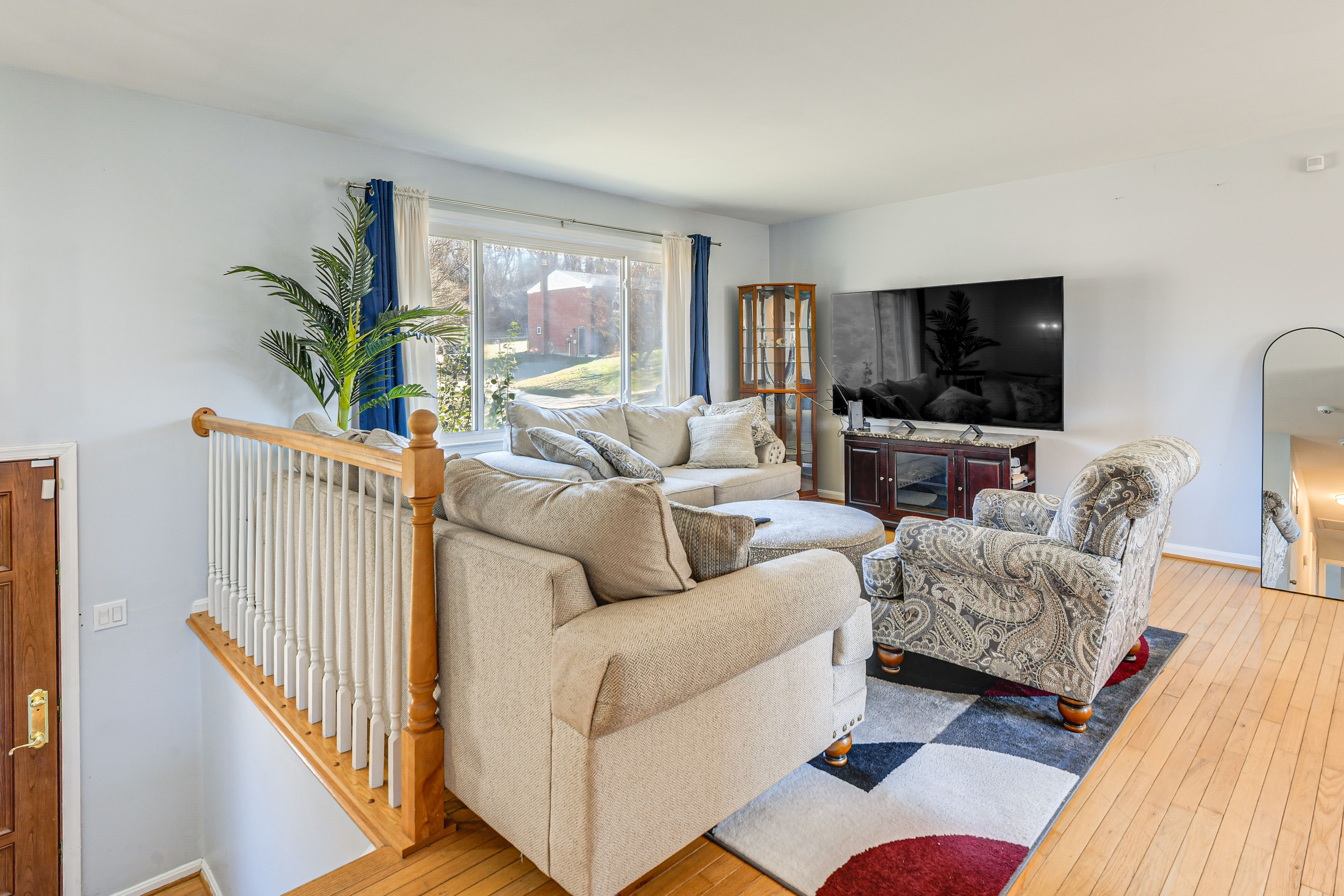 Living Room | 75" Smart TV