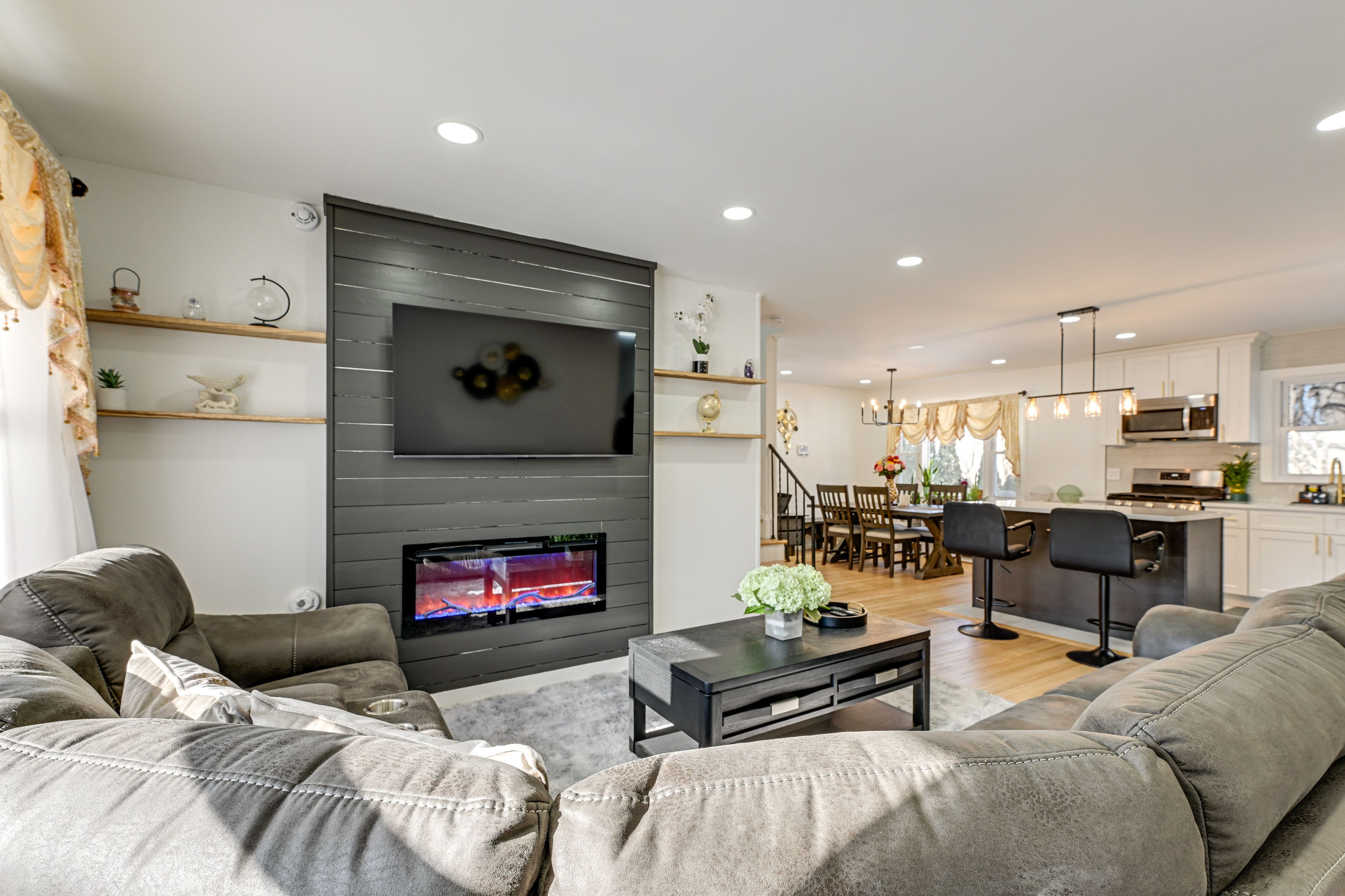 Living Room | Smart TV | Fireplace