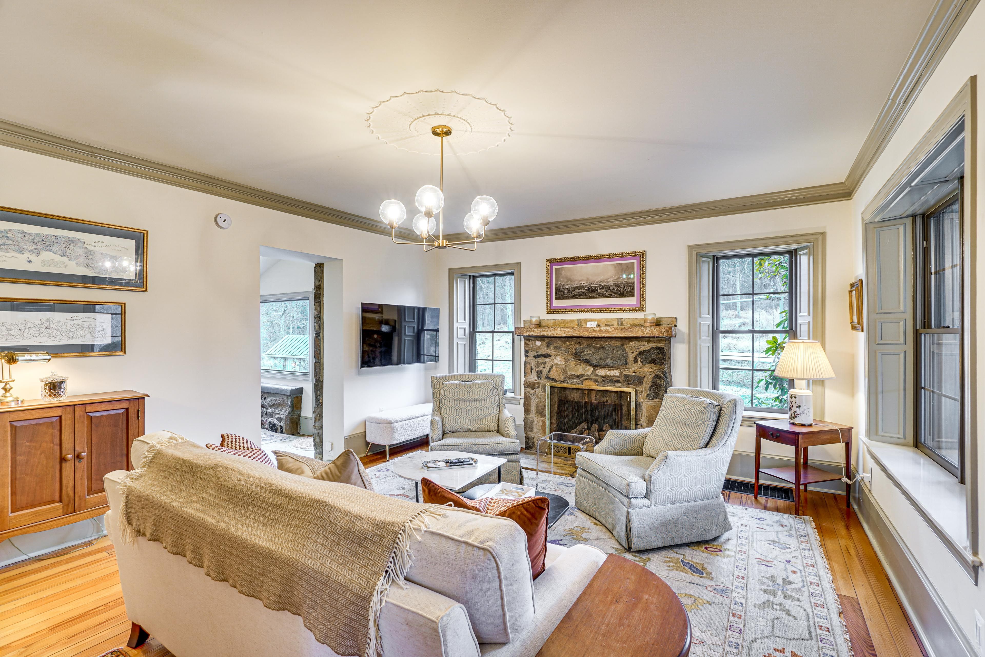 Family Room | Flat-Screen TV | Central Air Conditioning/Heat | Free WiFi