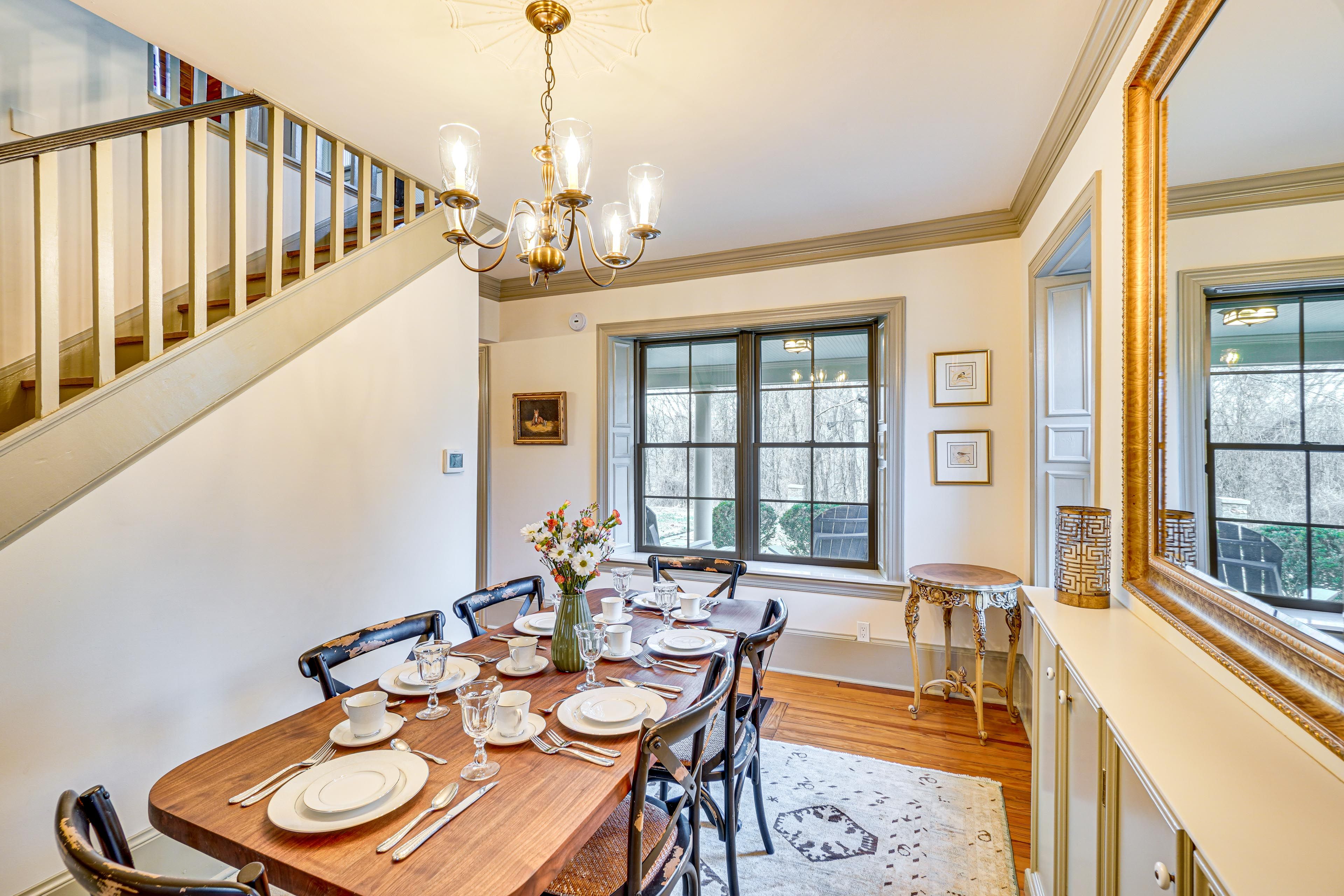 Dining Area | Dishware/Flatware Provided | 1st Floor