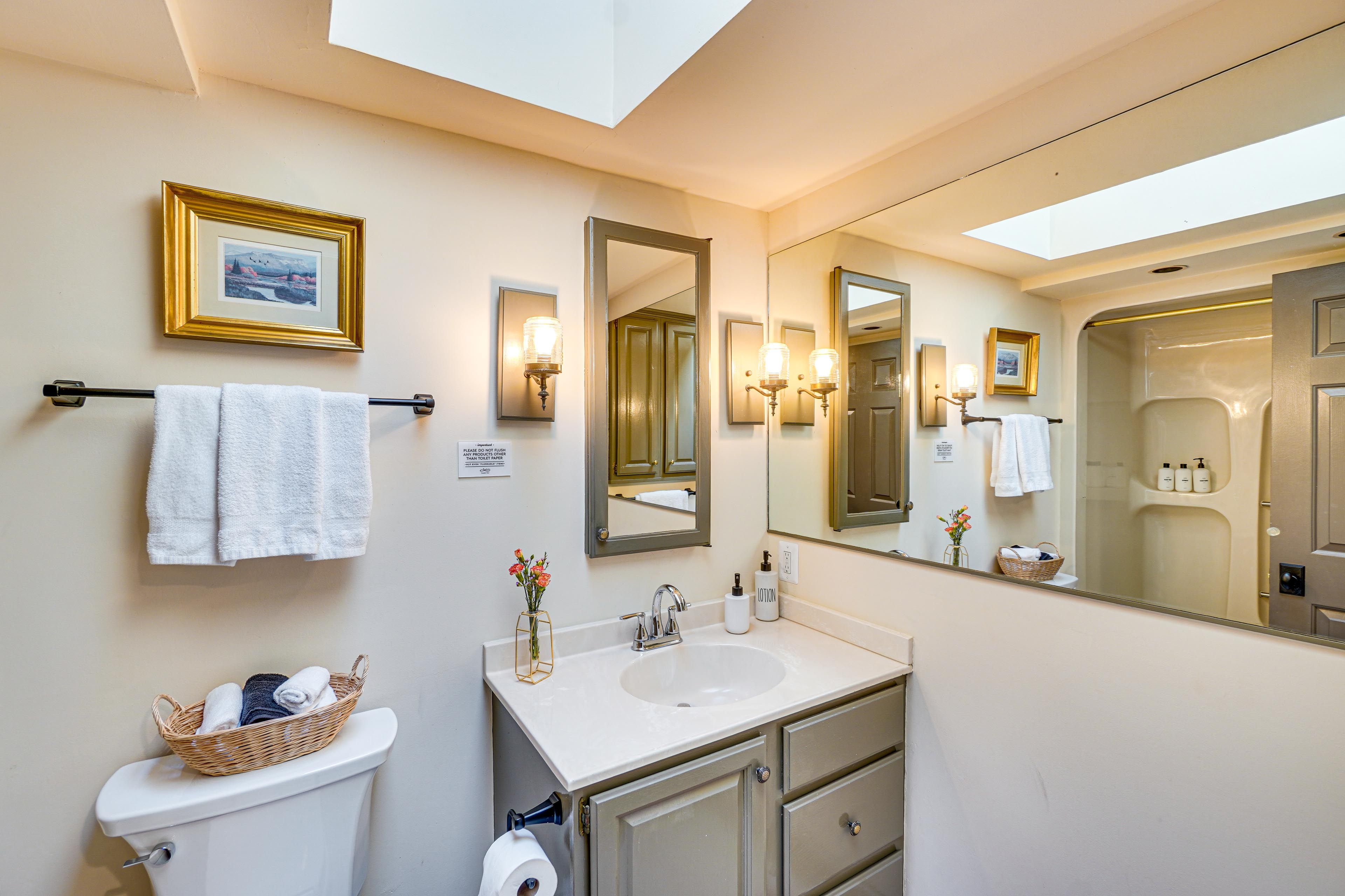 Bathroom | Bathtub/Shower | 1st Floor