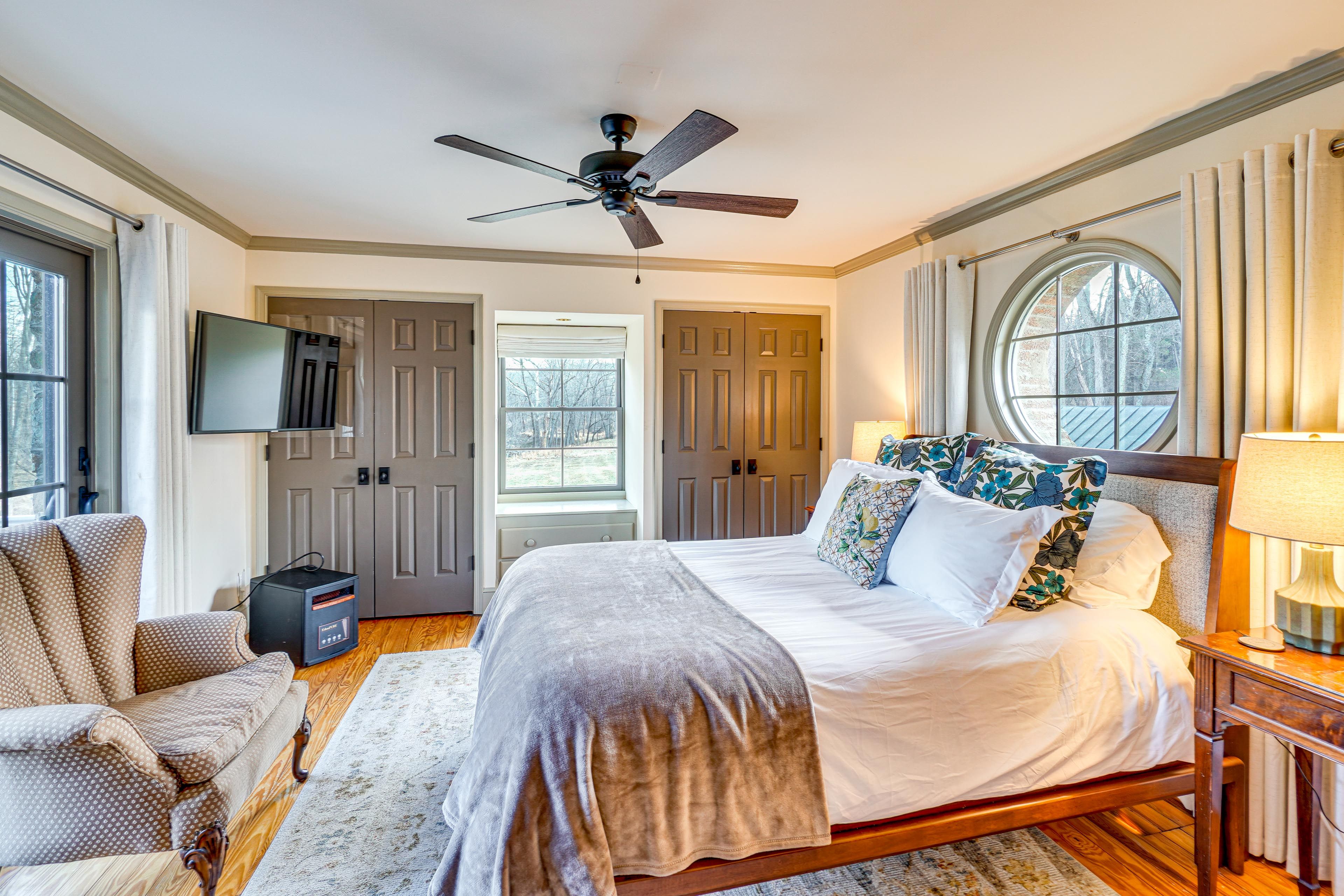 Bedroom 1 | Queen Bed | Flat-Screen TV | 1st Floor