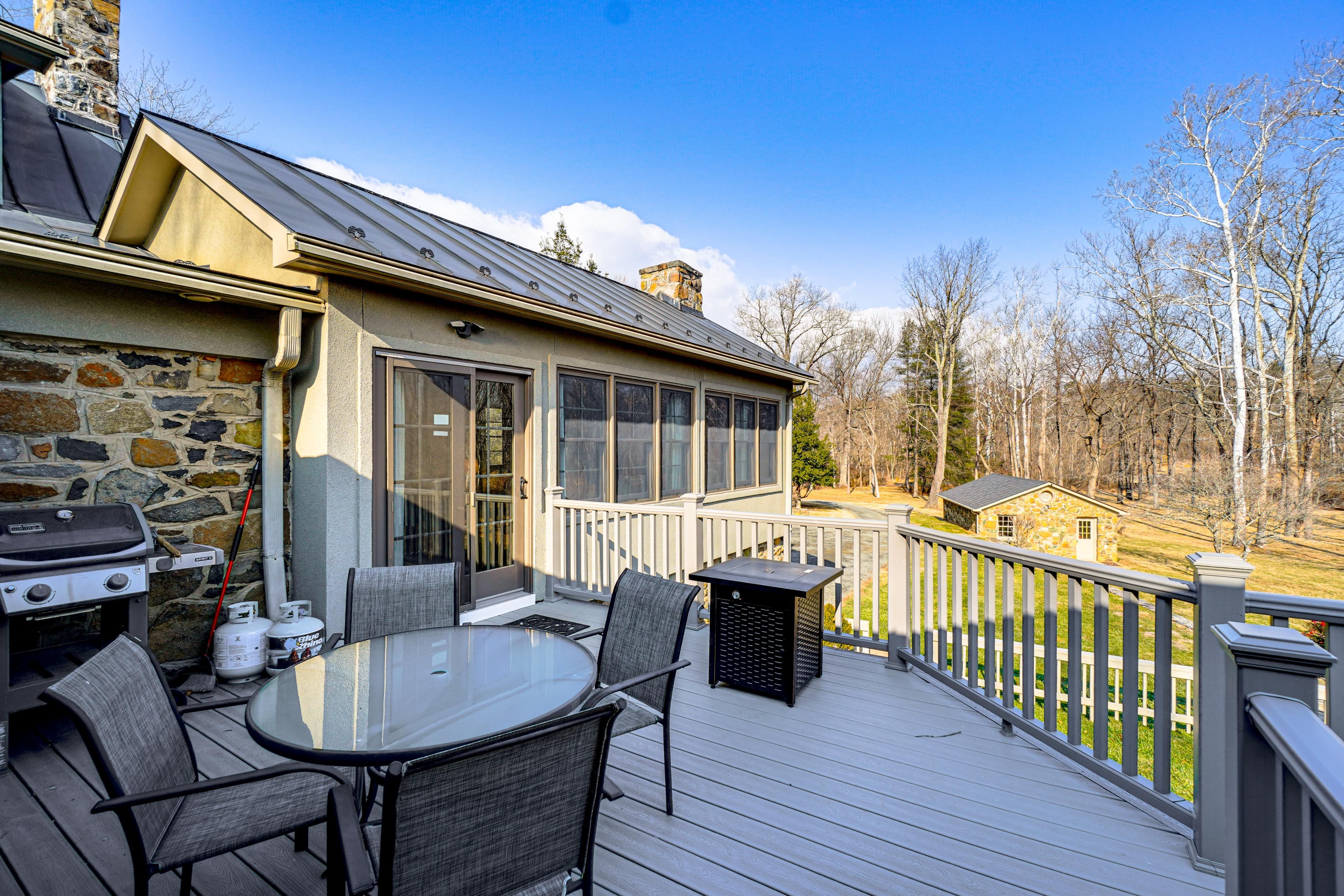 Deck | Gas Grill | Dining Area | Gas Fire Table