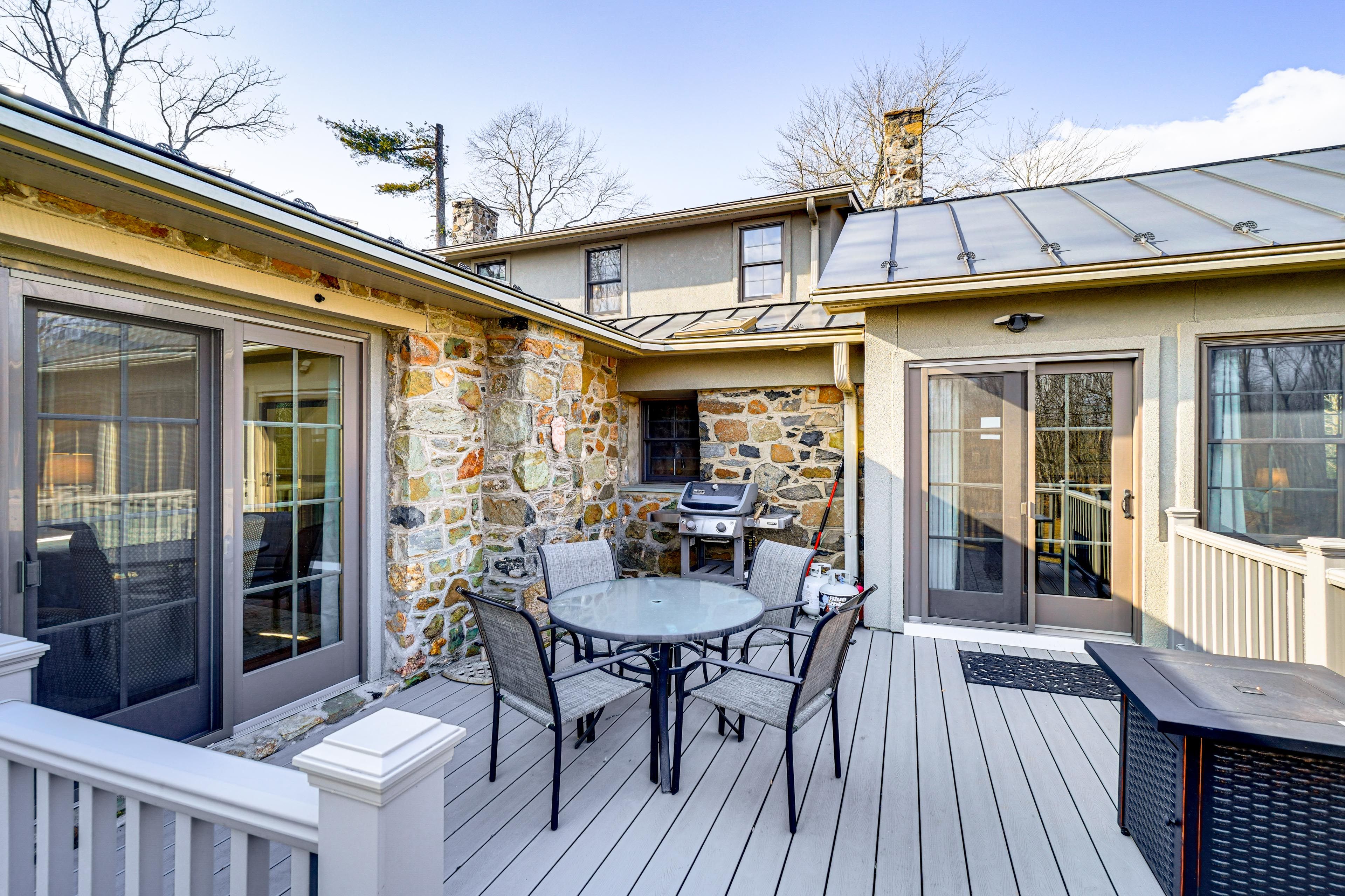 Deck | Gas Grill | Dining Area | Gas Fire Table