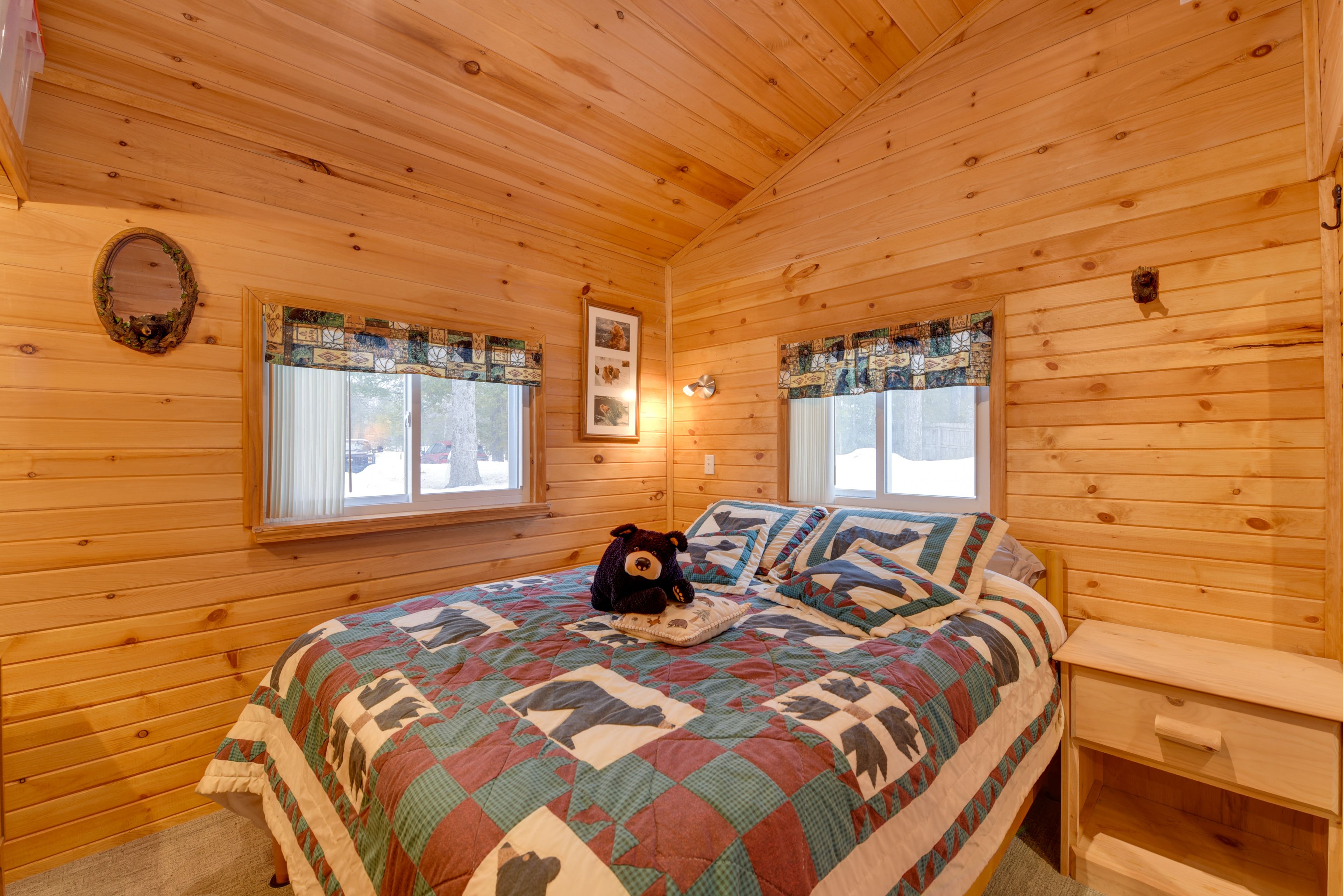 Bedroom 1 | Queen Bed