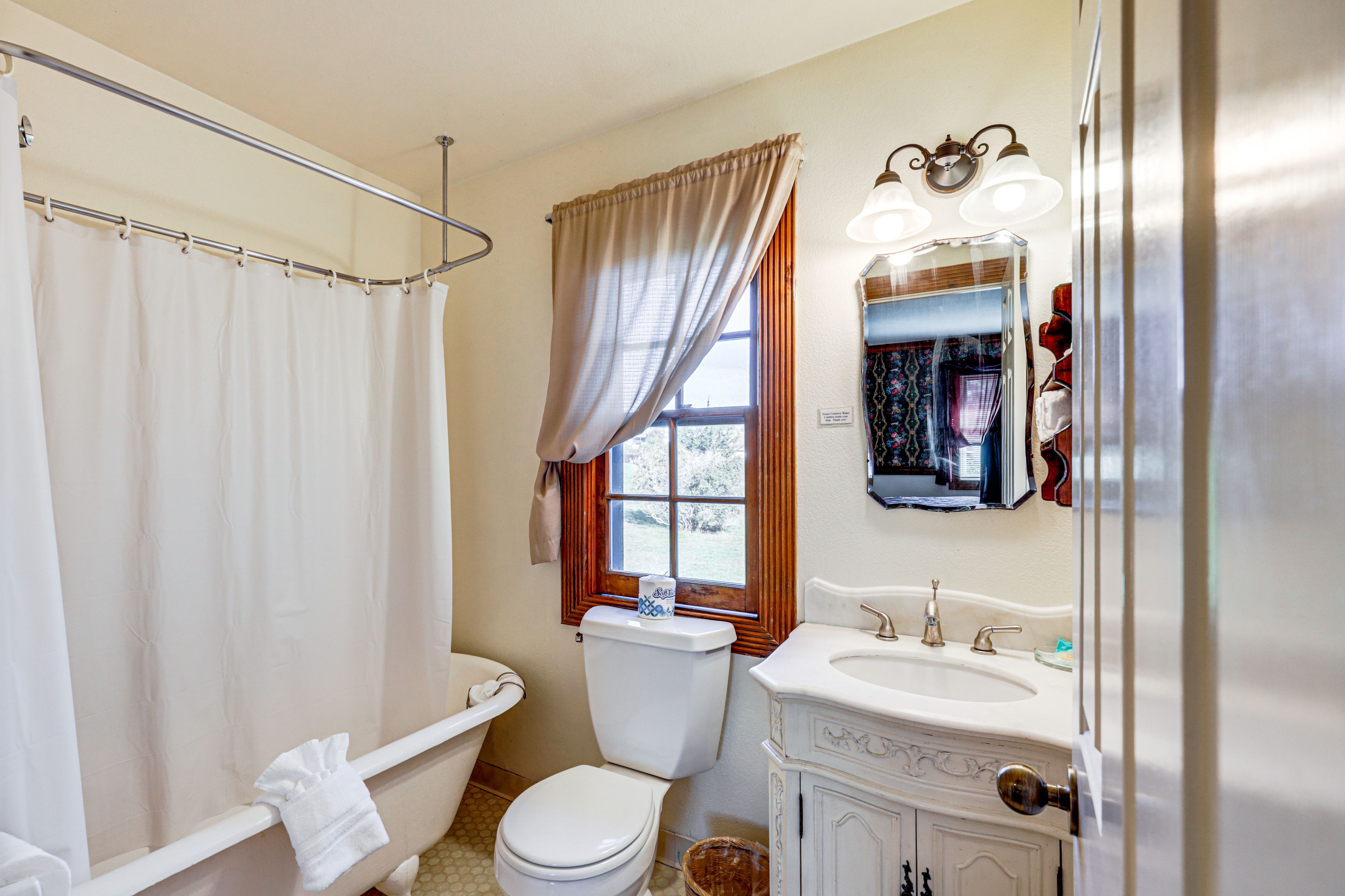 En-Suite Bathroom | 2nd Floor