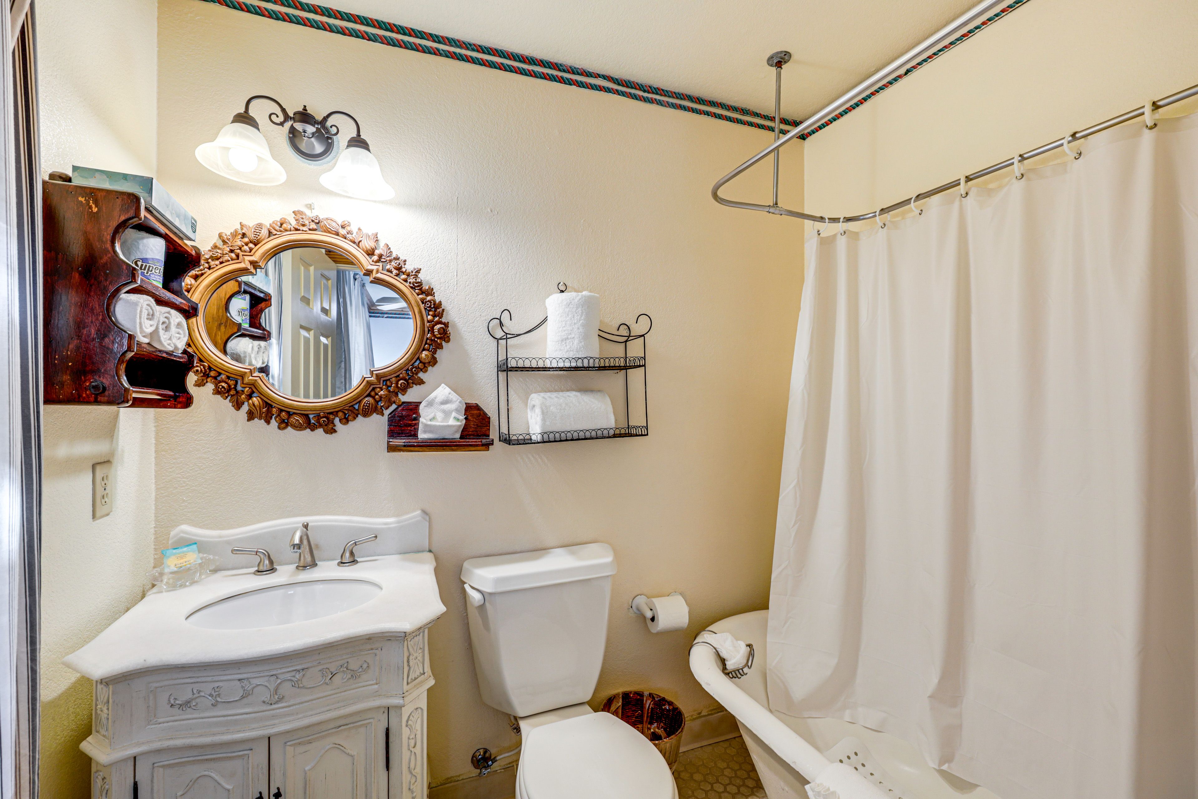 En-Suite Bathroom | 2nd Floor