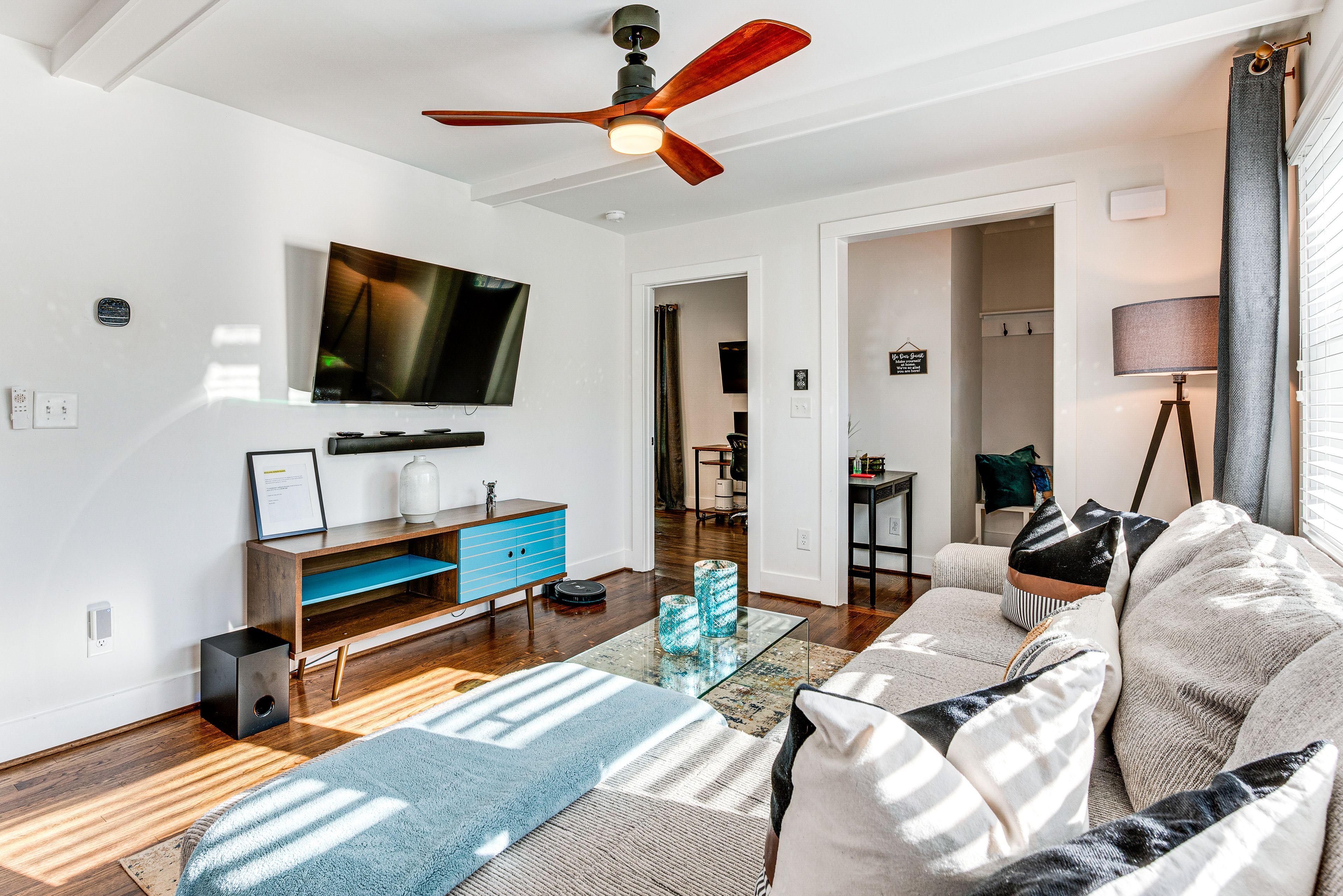 Living Room | Smart TV | Free WiFi | Central A/C & Heating