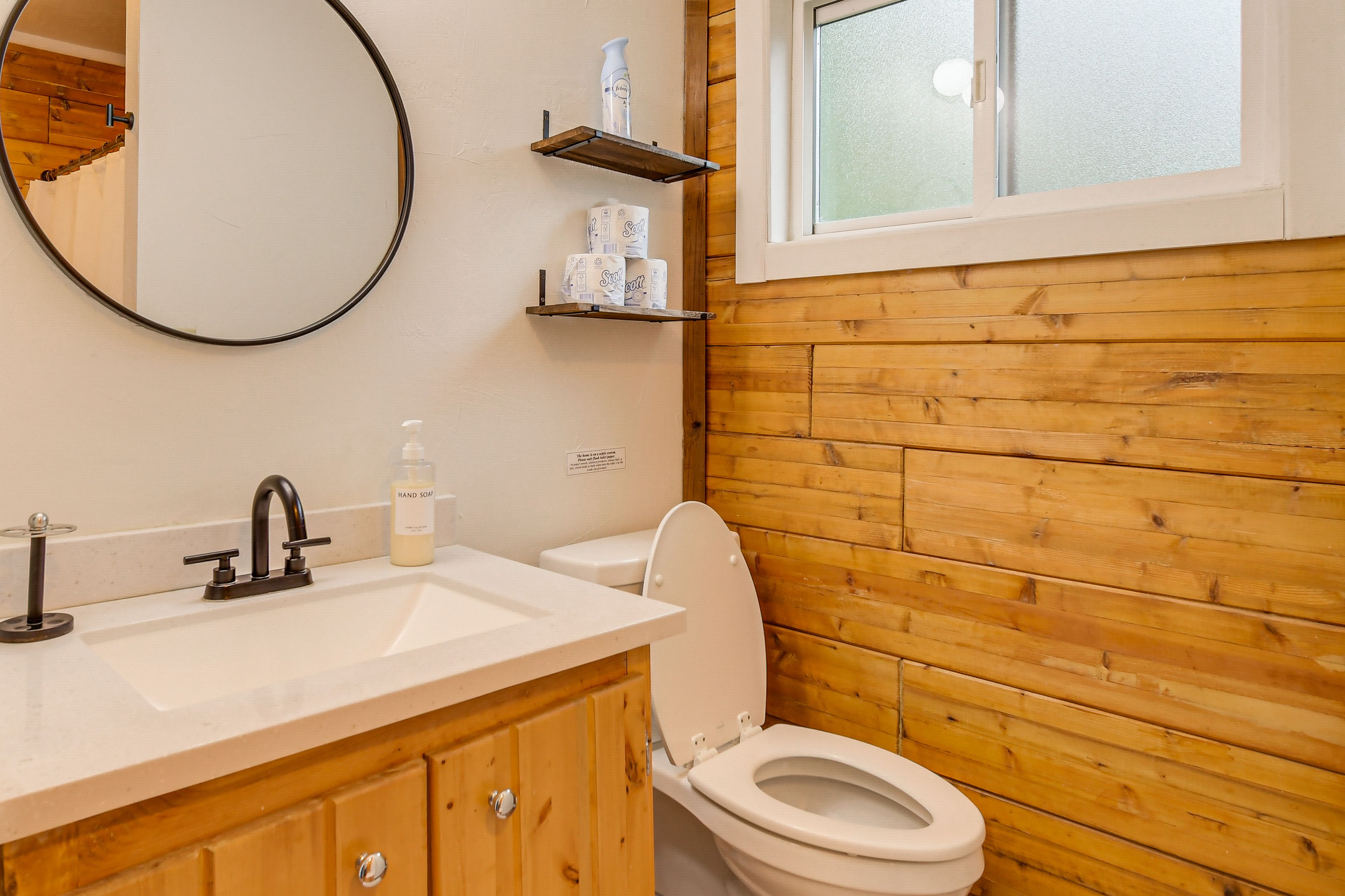 Full Bathroom | Complimentary Toiletries | Towels Provided | Main Level