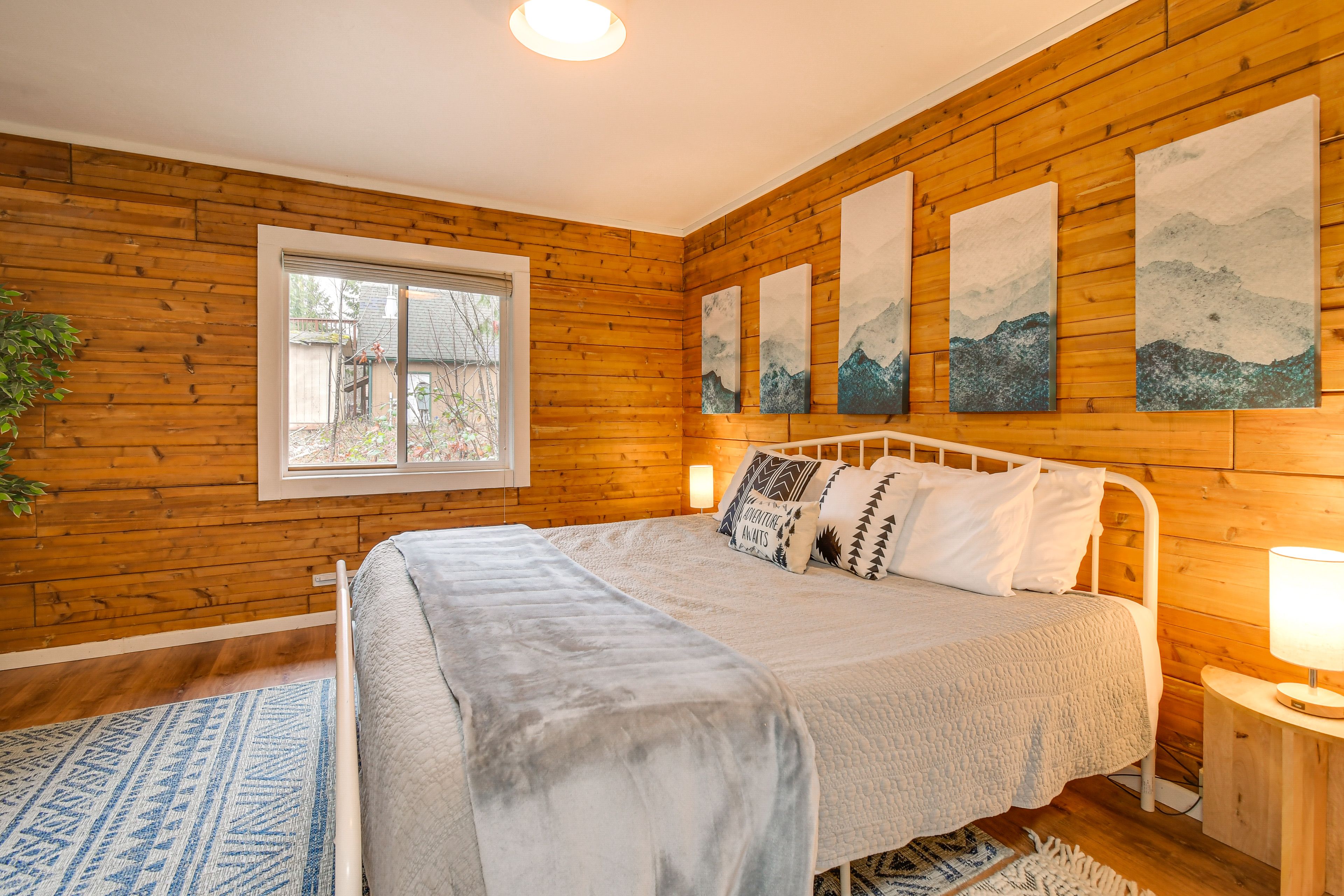 Bedroom | Queen Bed | Linens Provided | Main Level