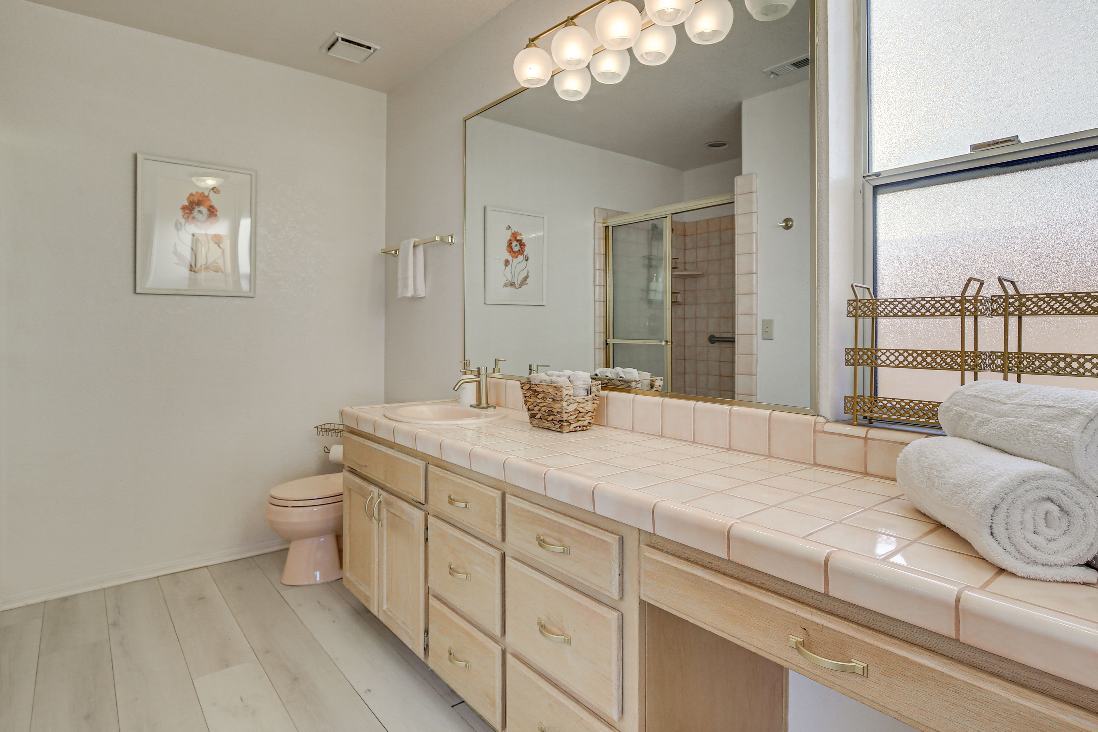 Full Bathroom | Towels Provided