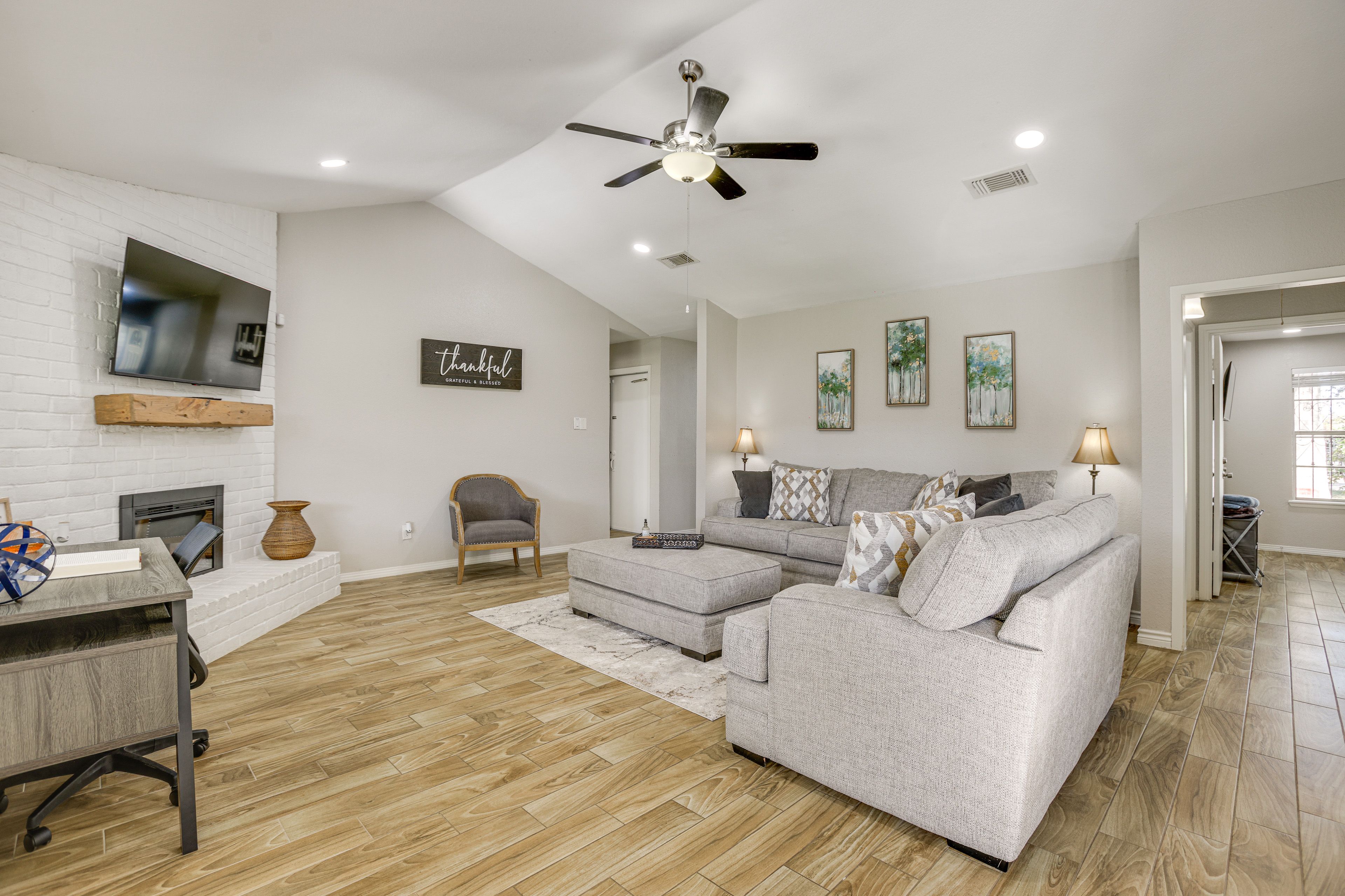 Living Area | Central A/C & Heat | Smart TV | Free WiFi