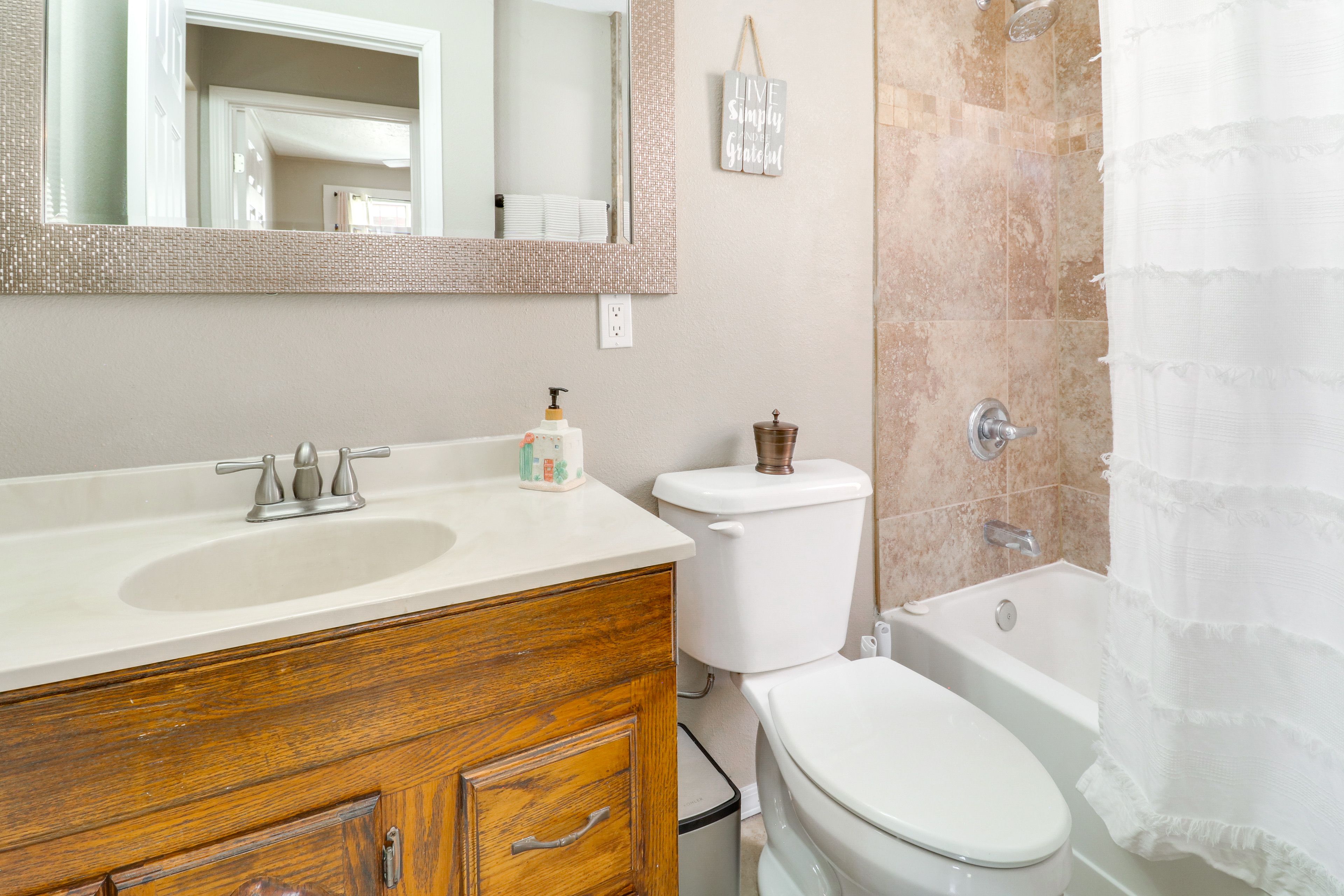 Full Bathroom | Complimentary Toiletries