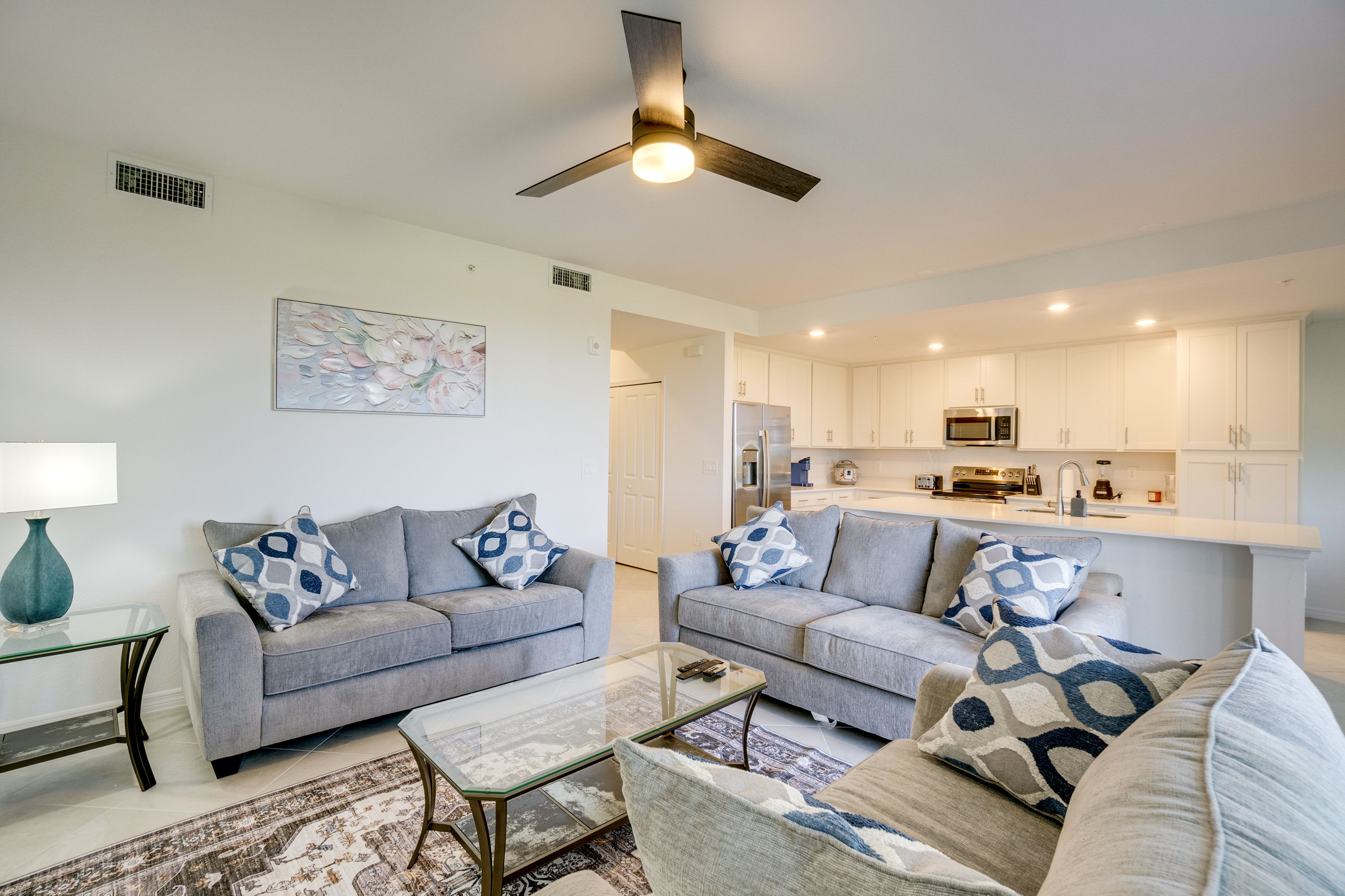 Living Room | Central A/C & Heating | Free WiFi