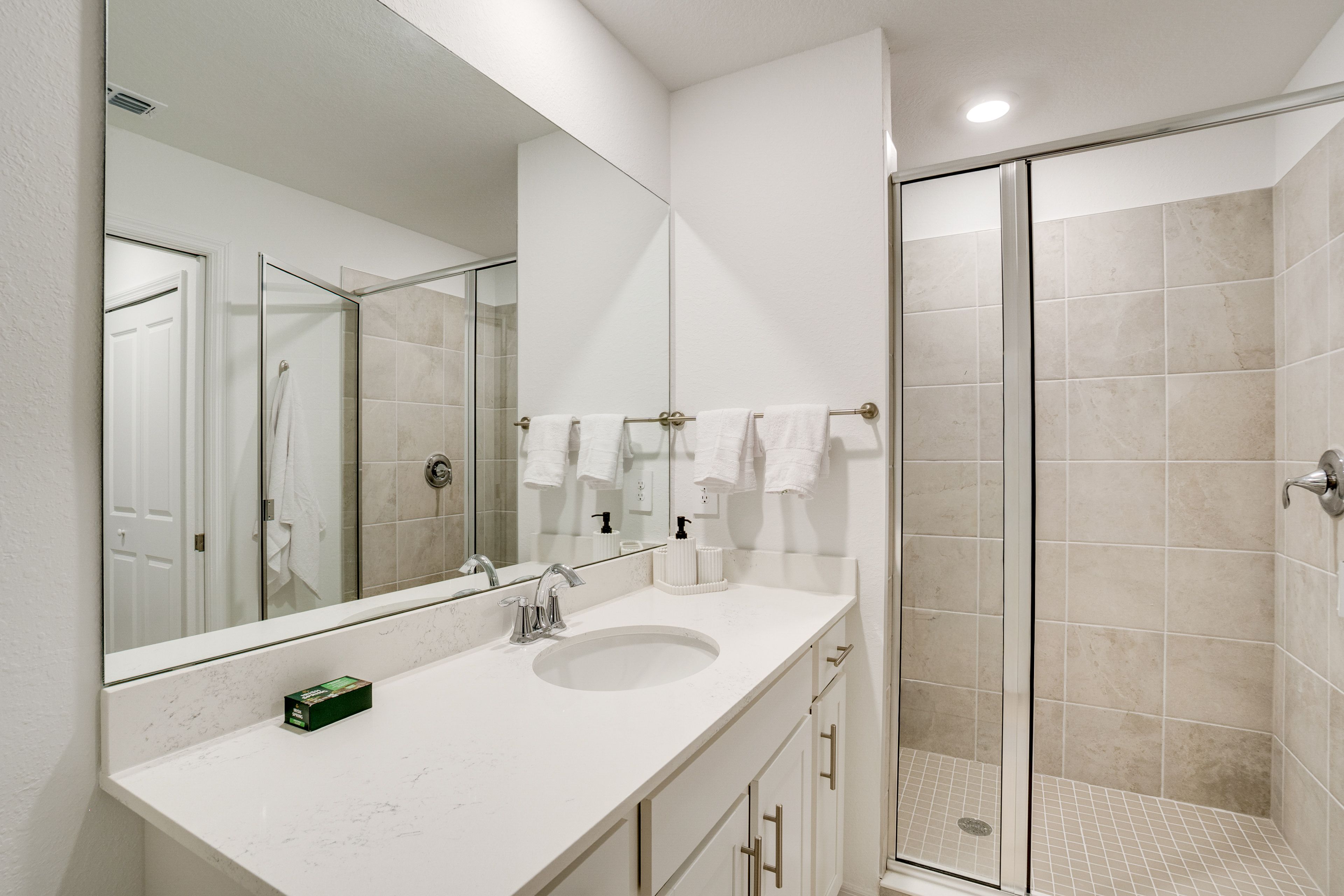 Full Bathroom | Towels Provided