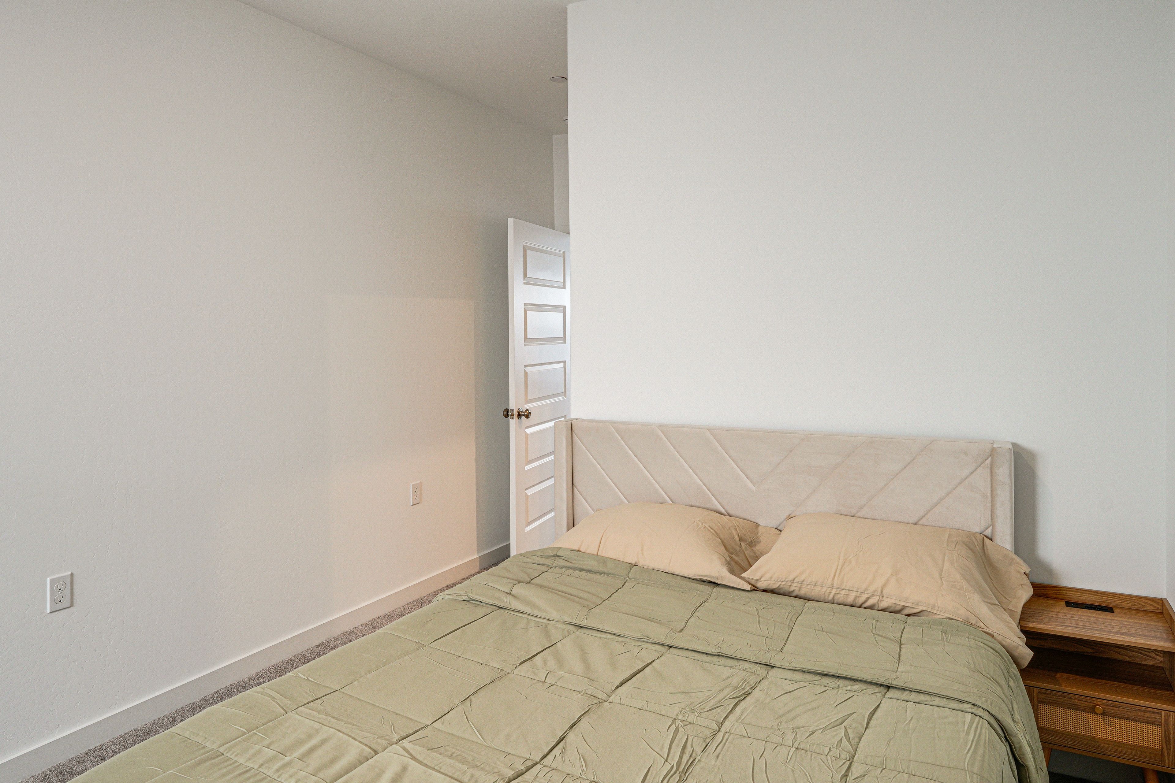 Bedroom 1 | Queen Bed | 1st Floor