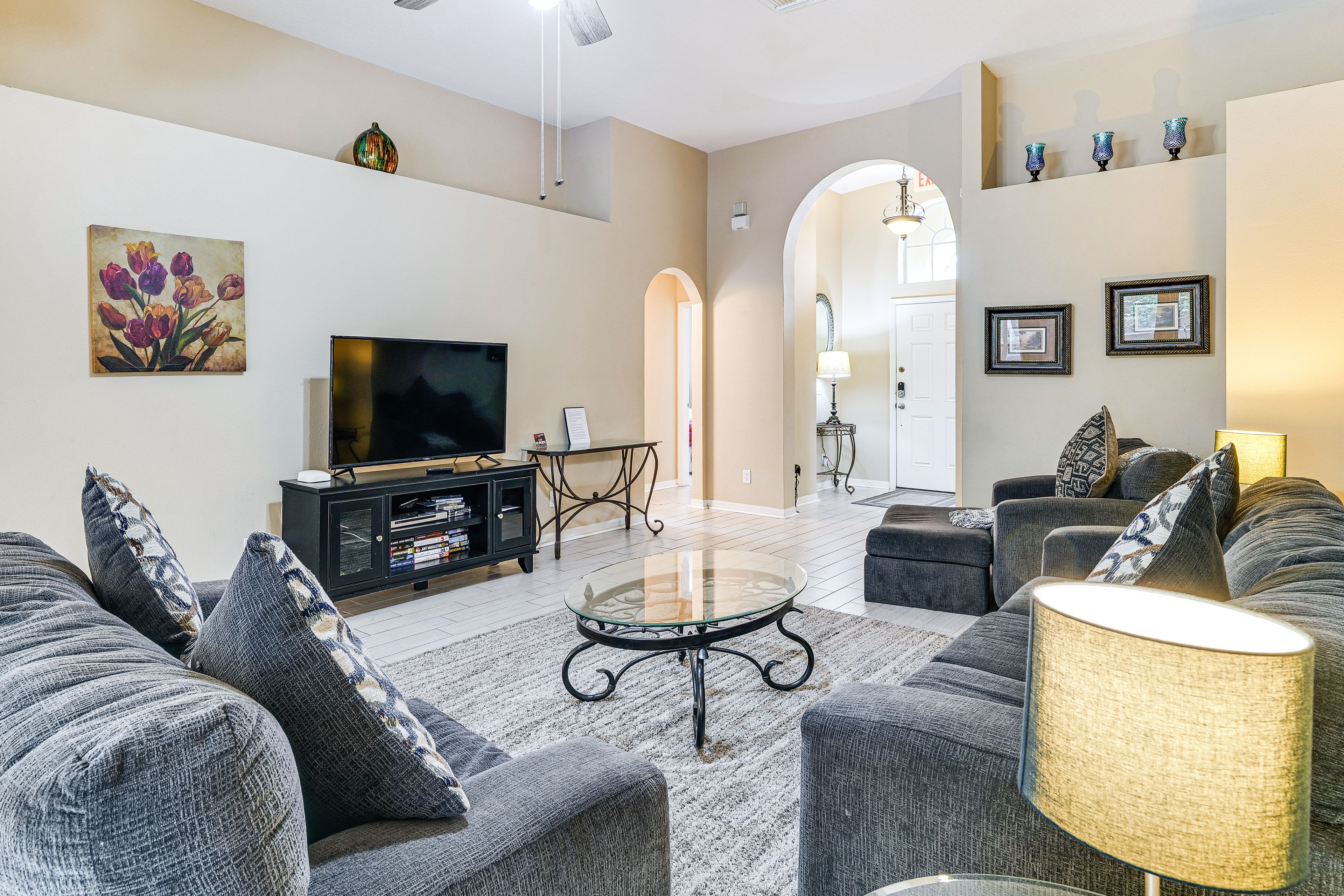 Living Room | Free WiFi | Central Heating & Air Conditioning