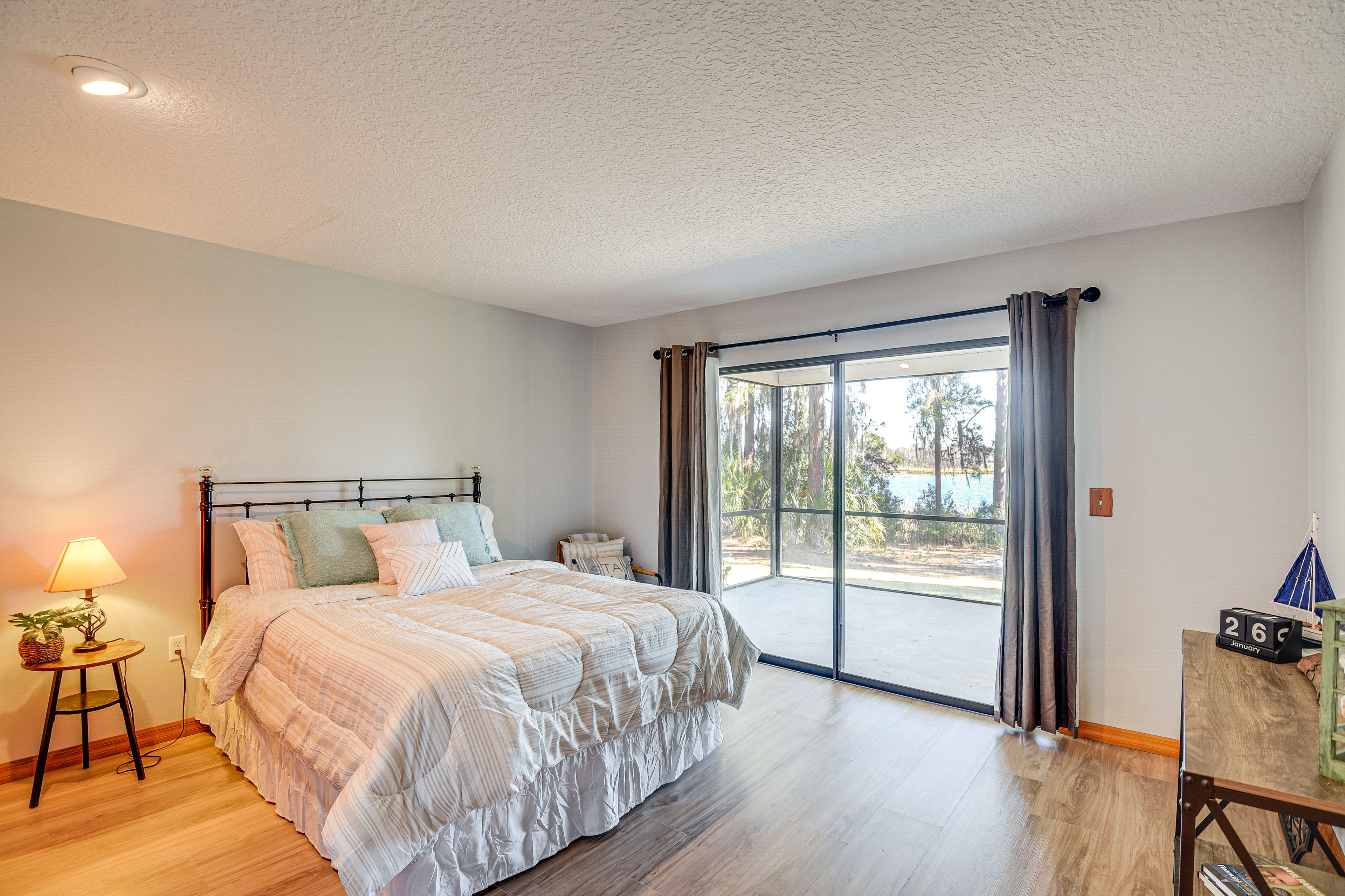 Bedroom 1 | Queen Bed