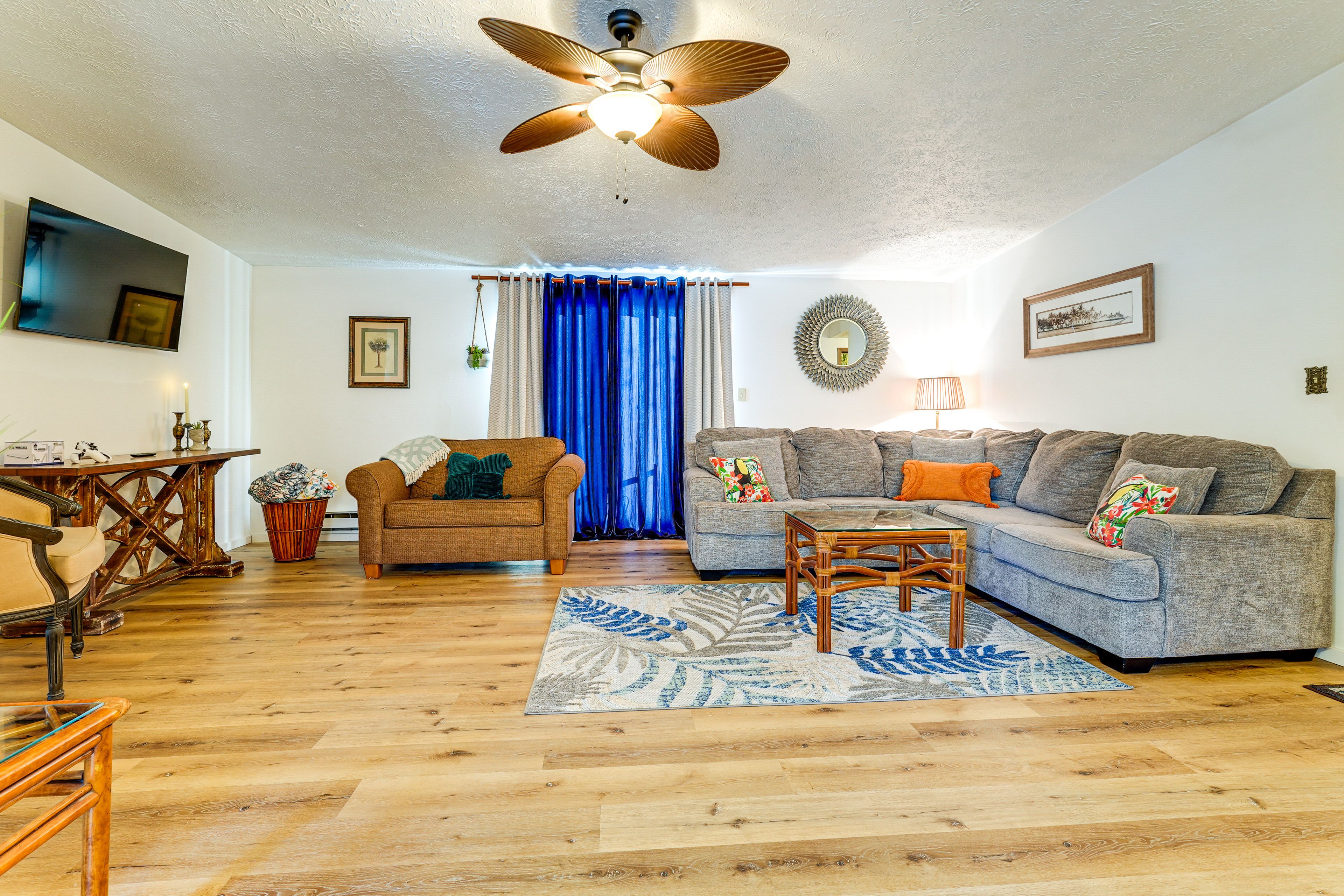 Living Room | Twin Sleeper Sofa | Free WiFi | Window A/C Unit | Electric Heating