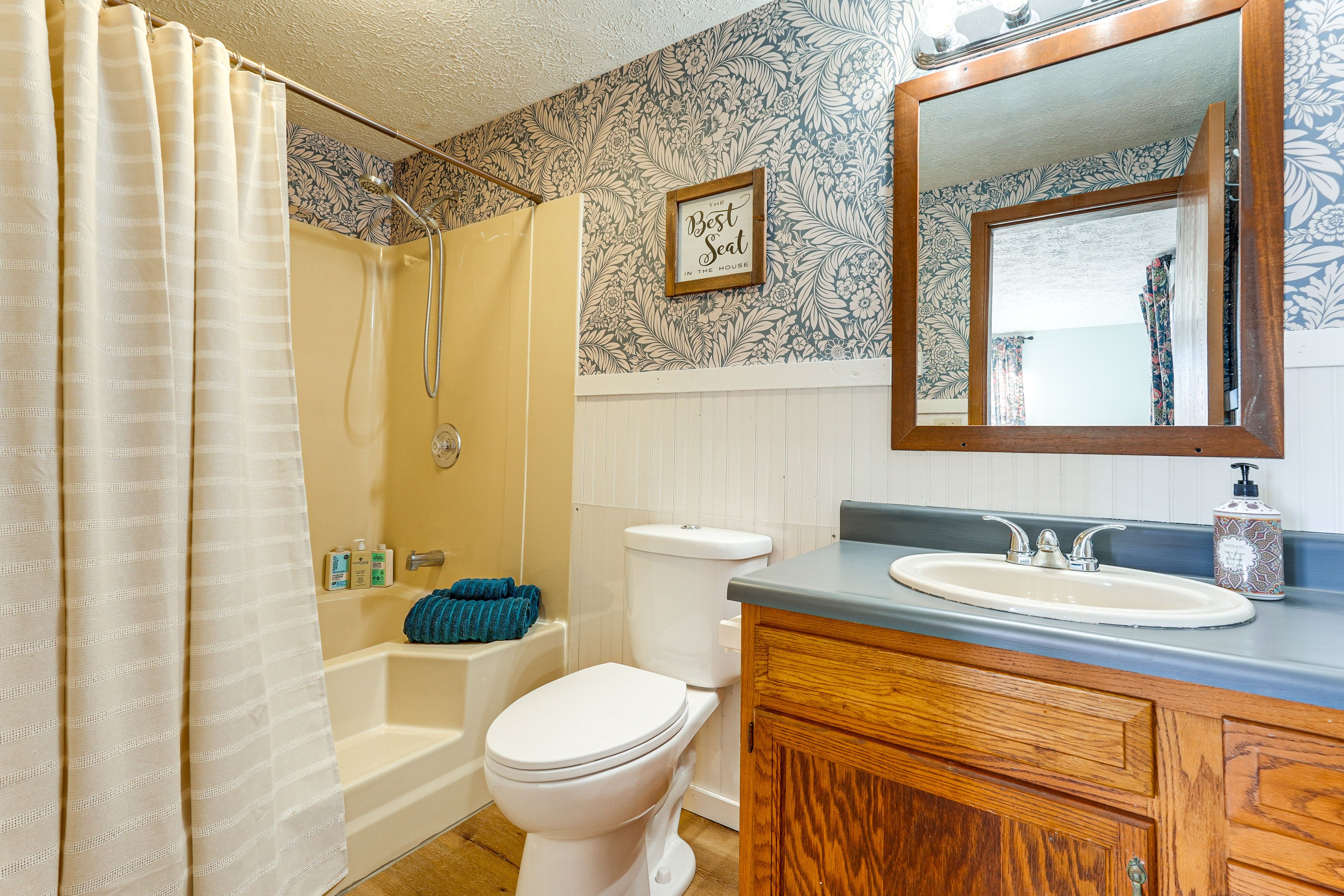 Full Bathroom | Complimentary Toiletries | Towels Provided