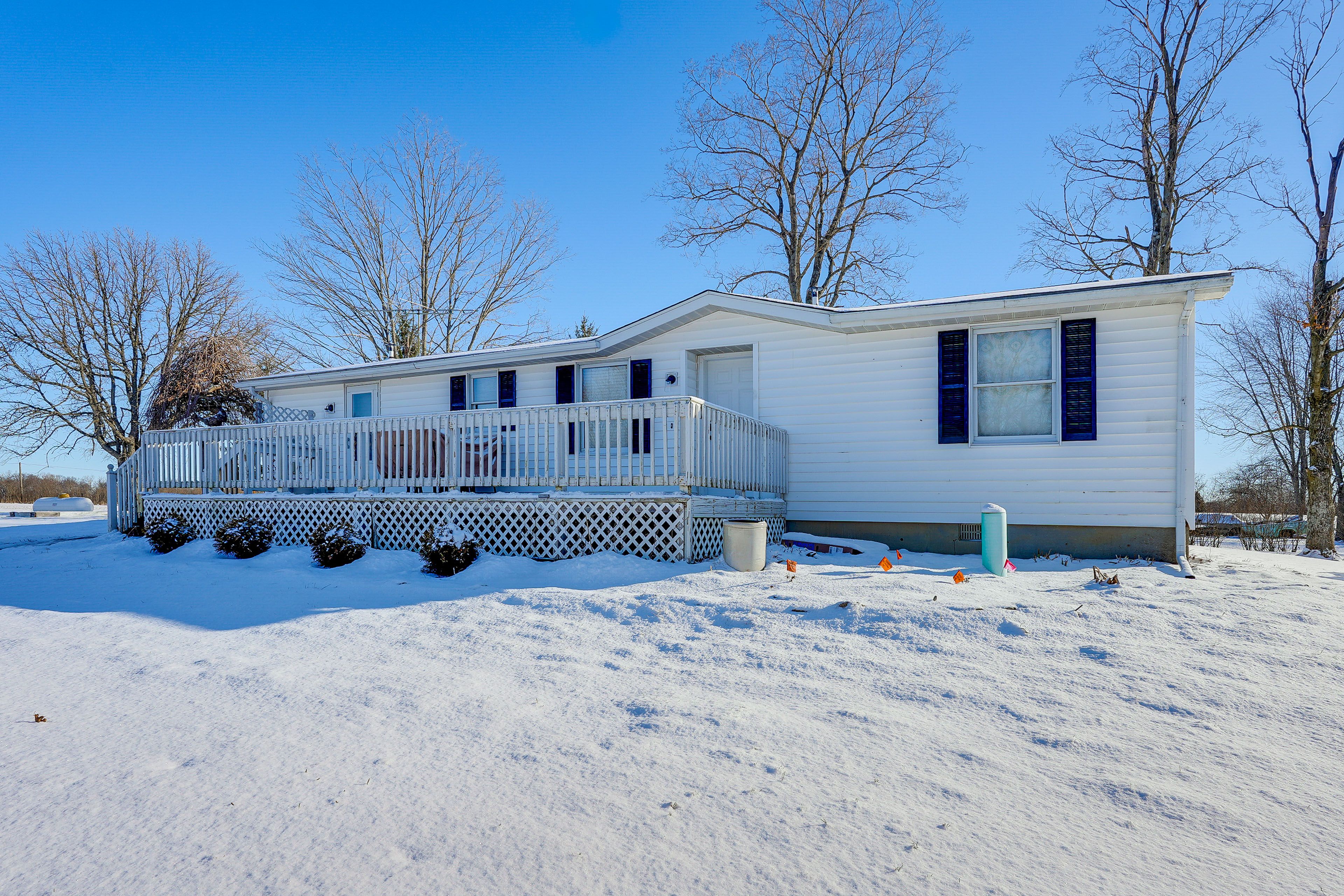 Parking | Parking Lot (6 Vehicles) | RV/Trailer Parking Allowed