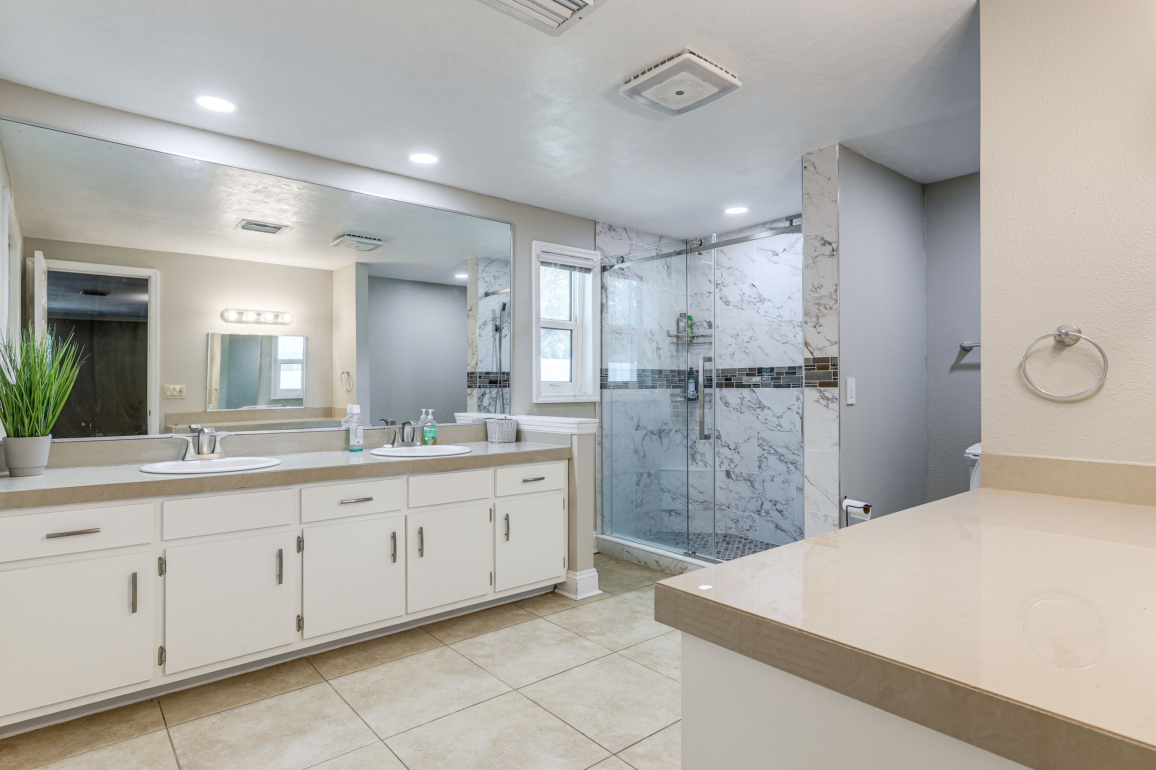 Full Bathroom | Towels Provided