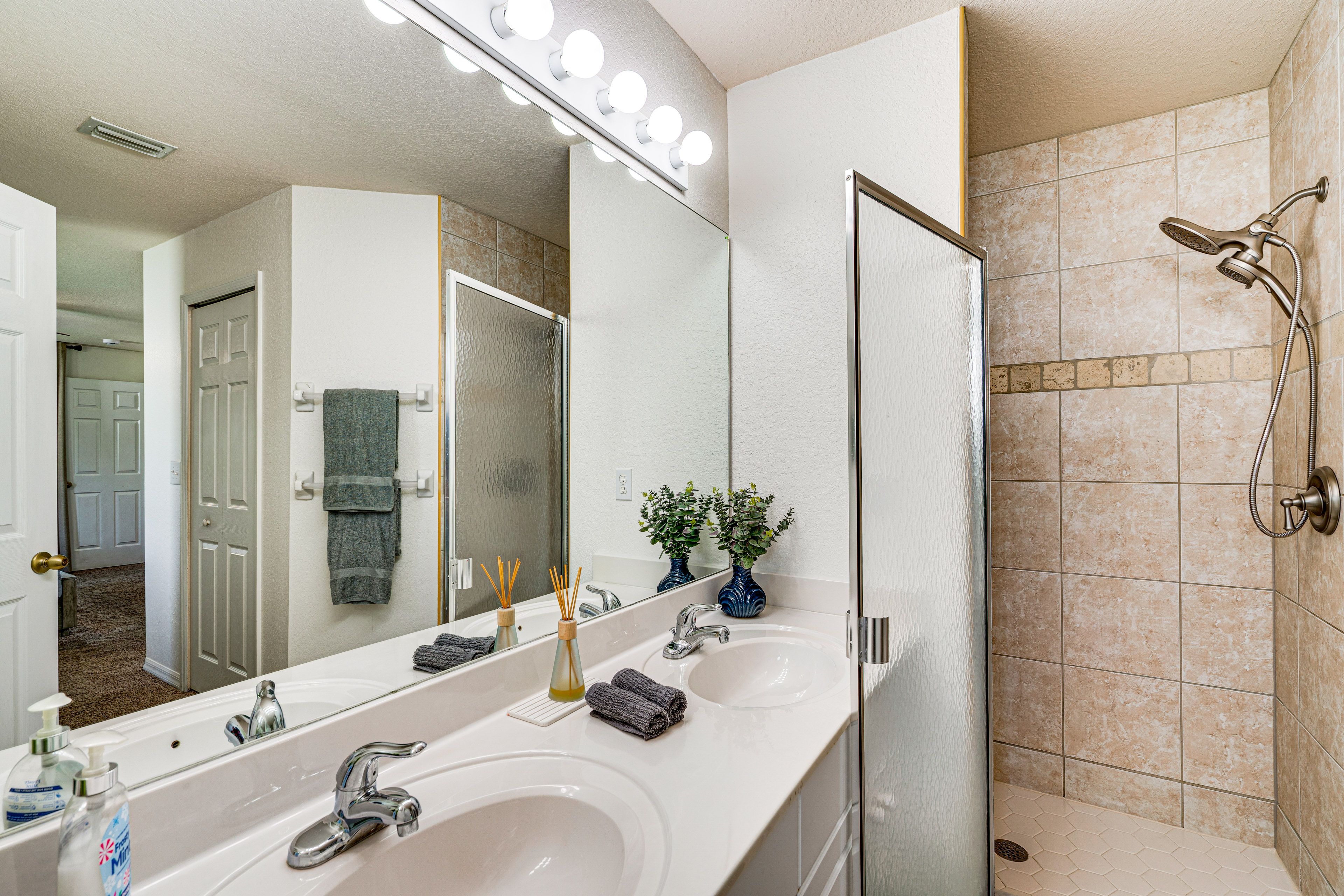 Full Bathroom | Complimentary Toiletries | Towels Provided