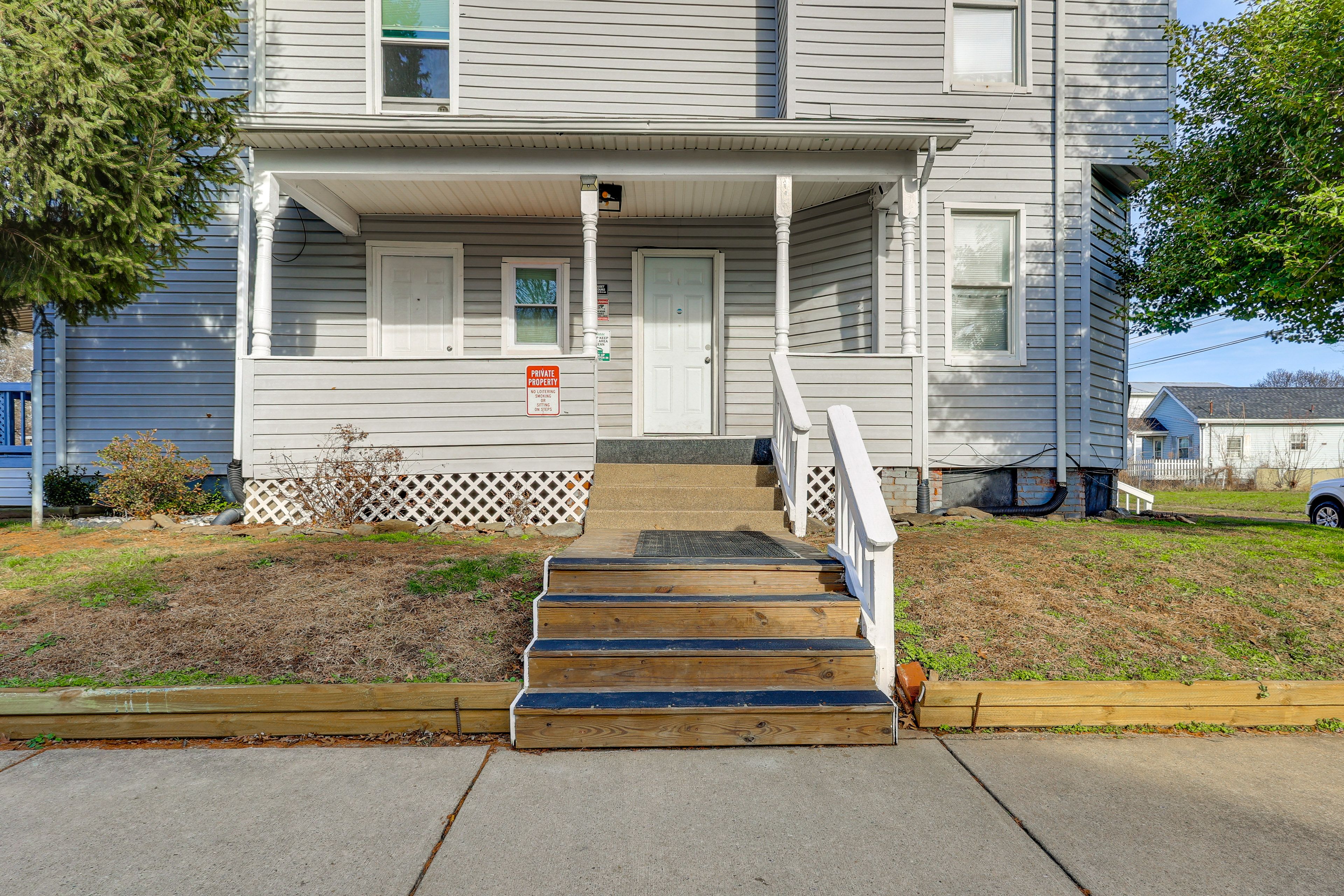 Building Exterior | Parking | Driveway (1 Vehicle) | Street Parking