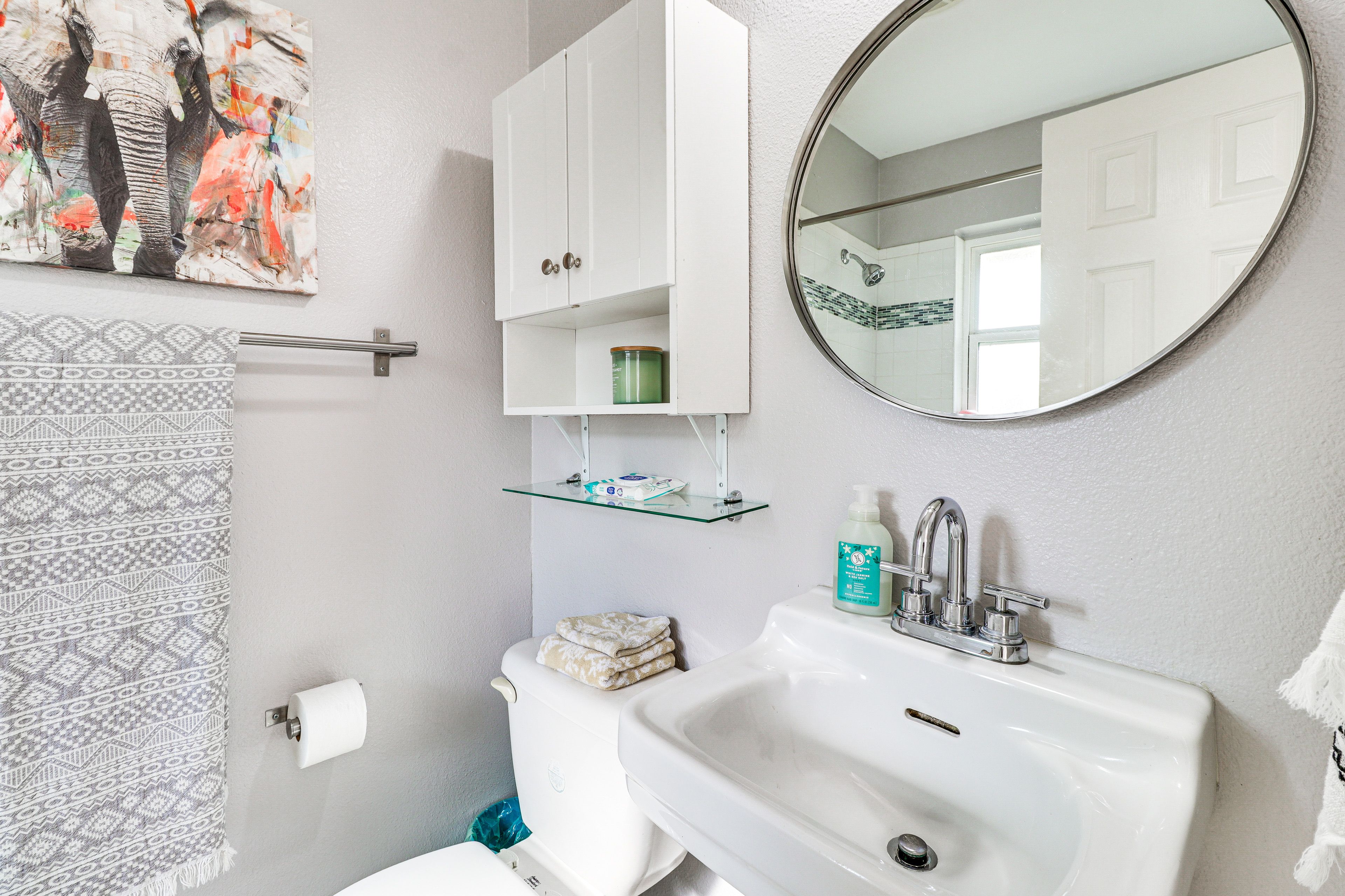 Full Bathroom | Towels Provided