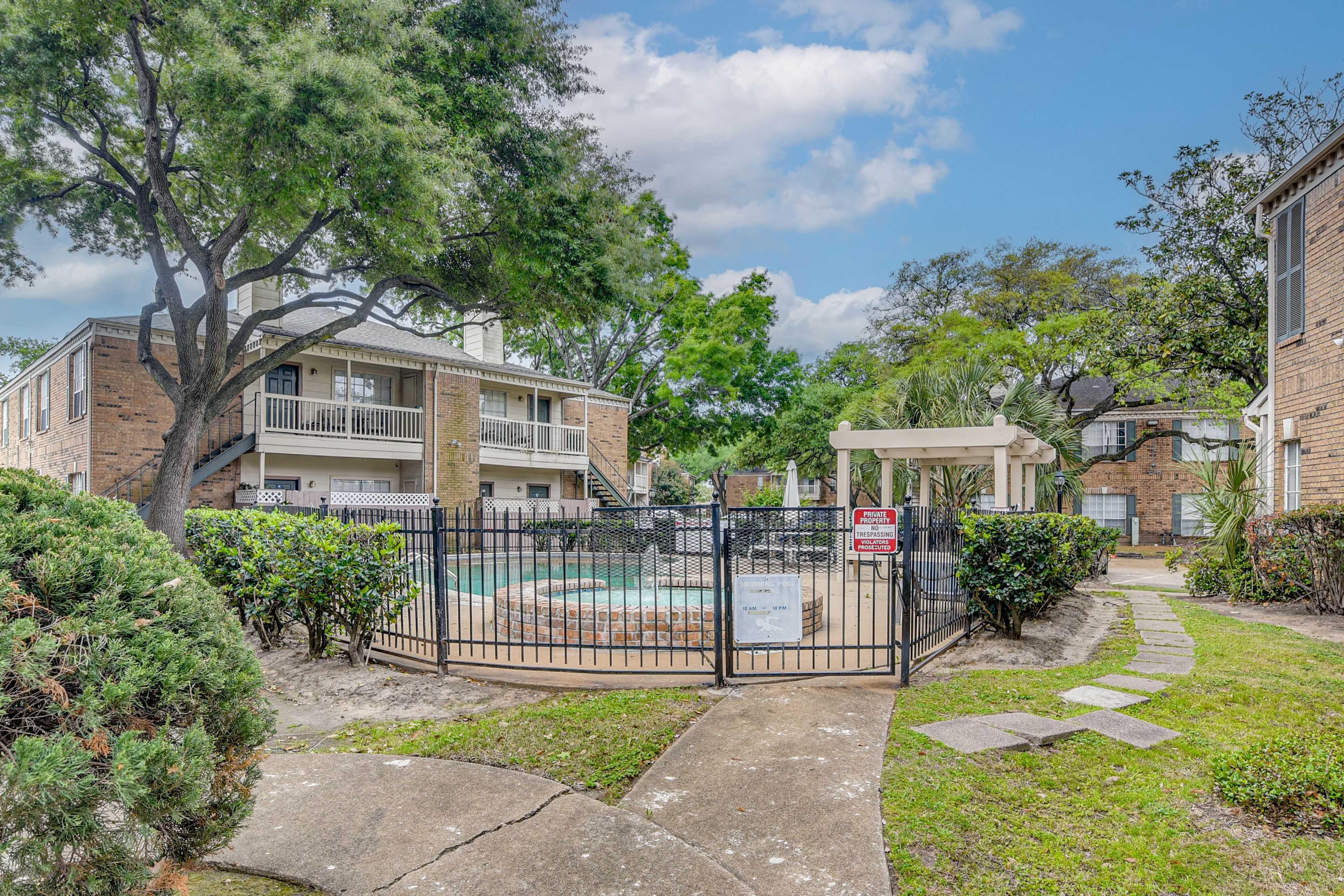 Richmond Manor | Community Pool