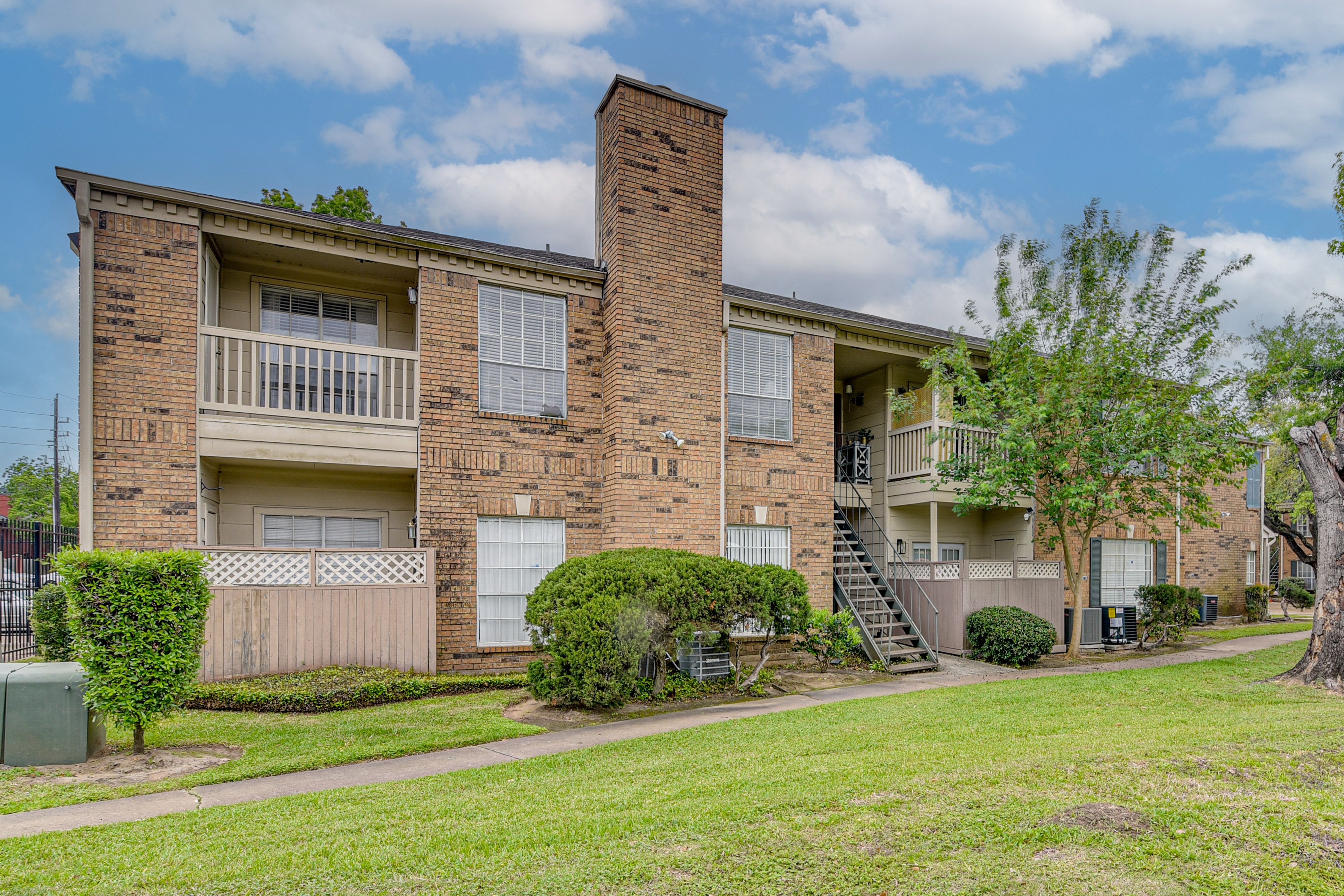 Condo Exterior | 2nd-Floor Unit | Single Story