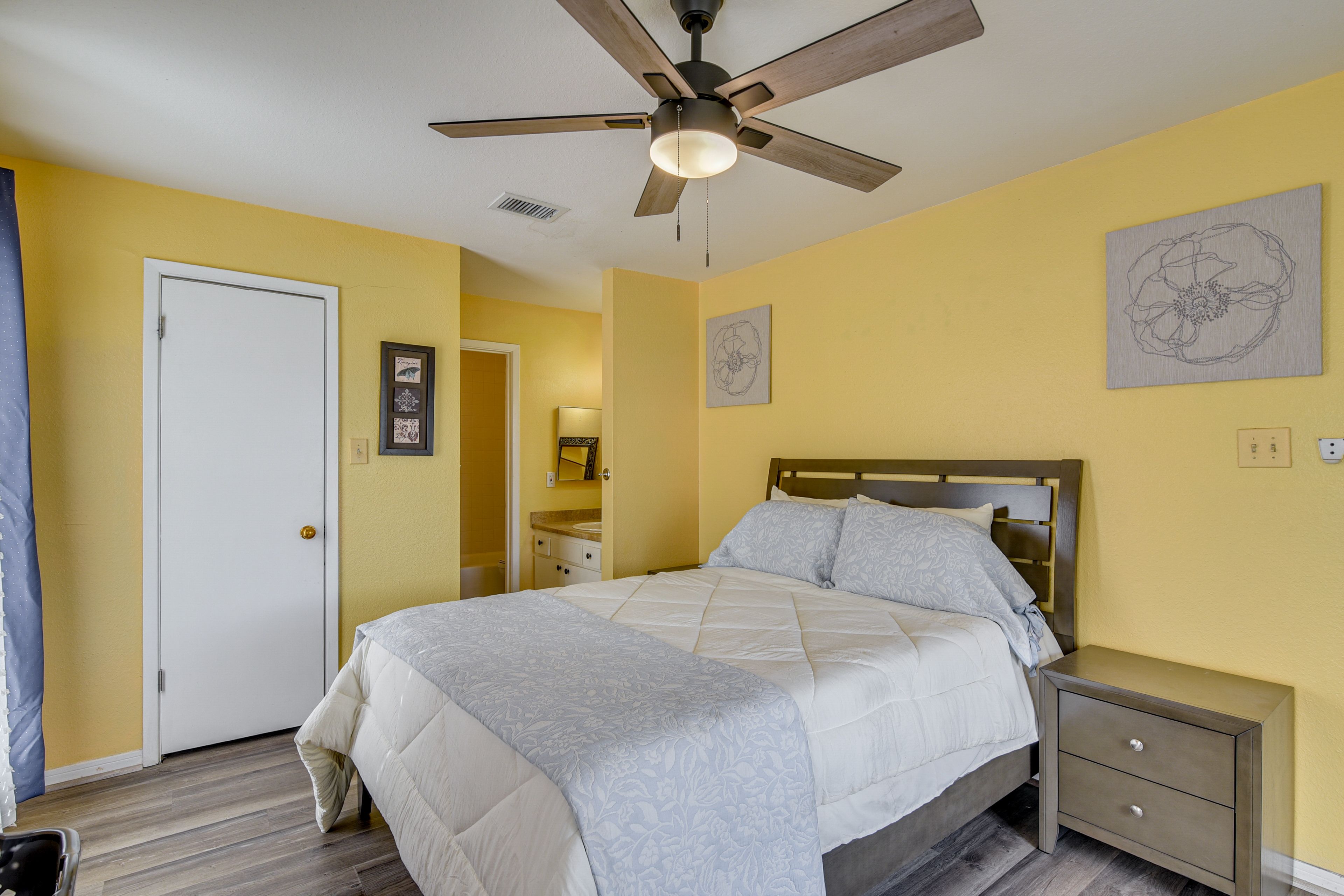 Bedroom 1 | Queen Bed