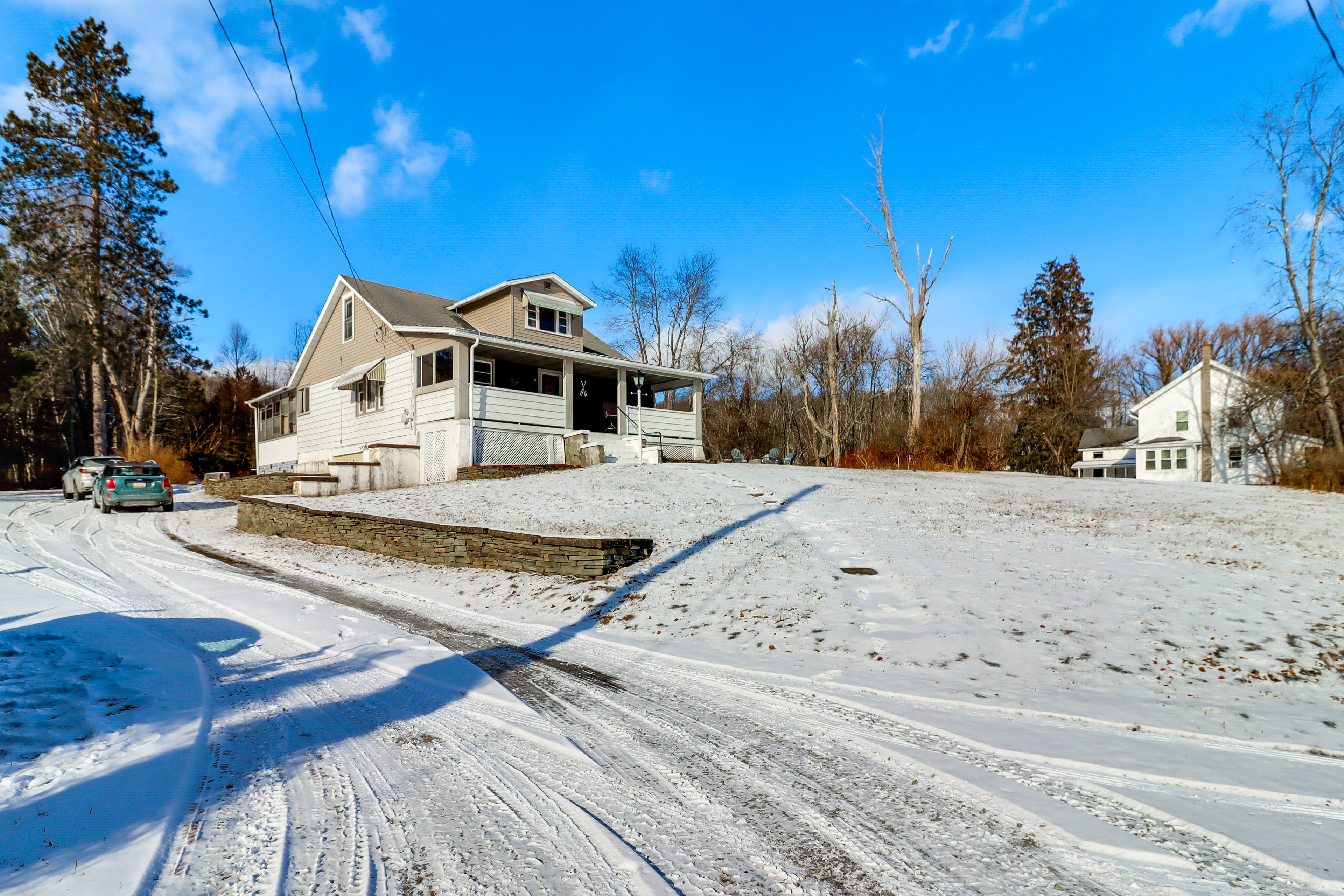 Parking | Driveway (6 Vehicles)