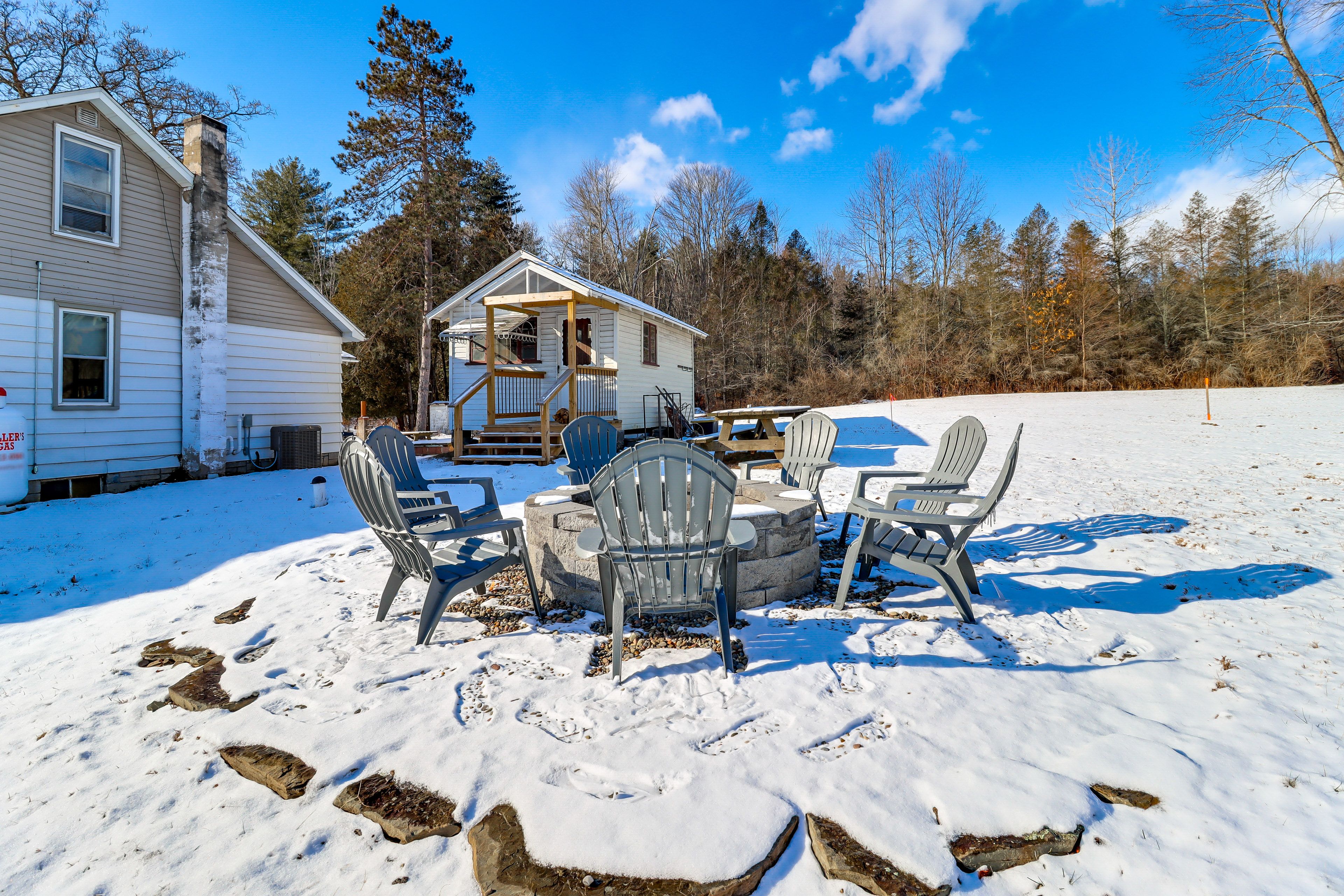 Private Yard | Fire Pit (Starter Wood Provided) | Cornhole