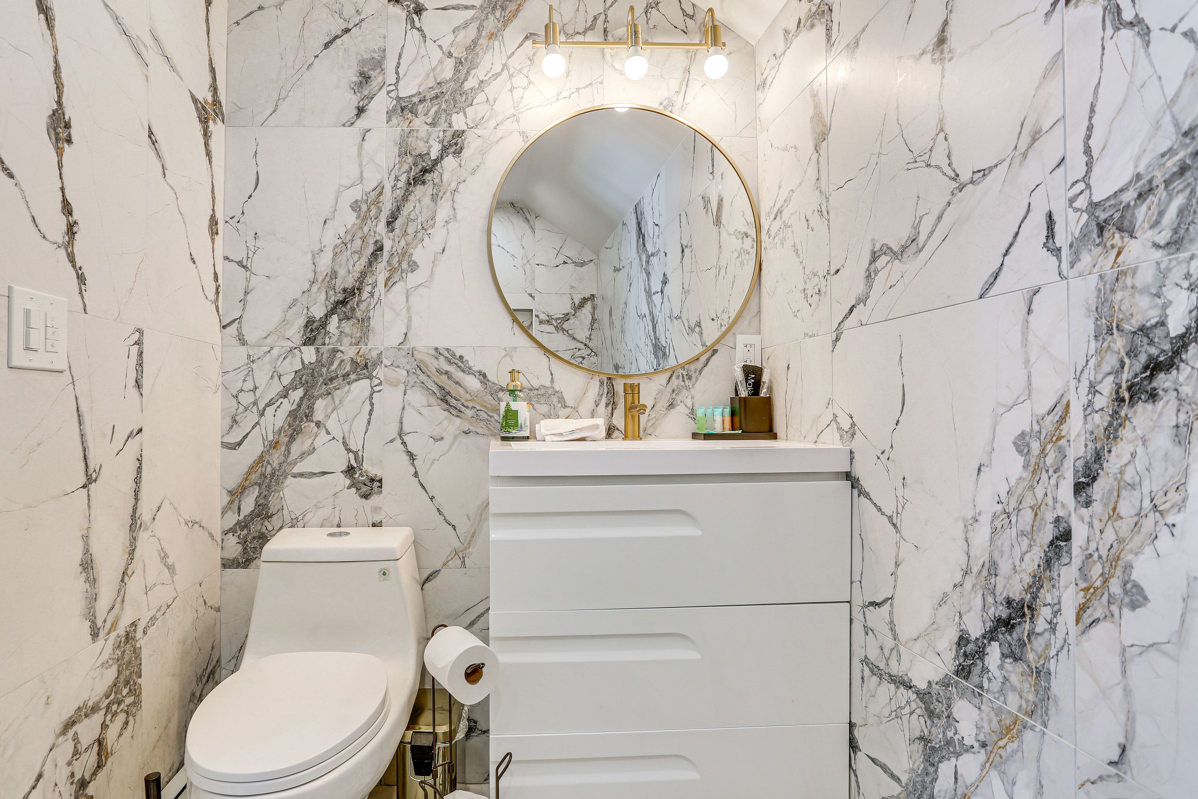 Full Bathroom | 2nd Floor