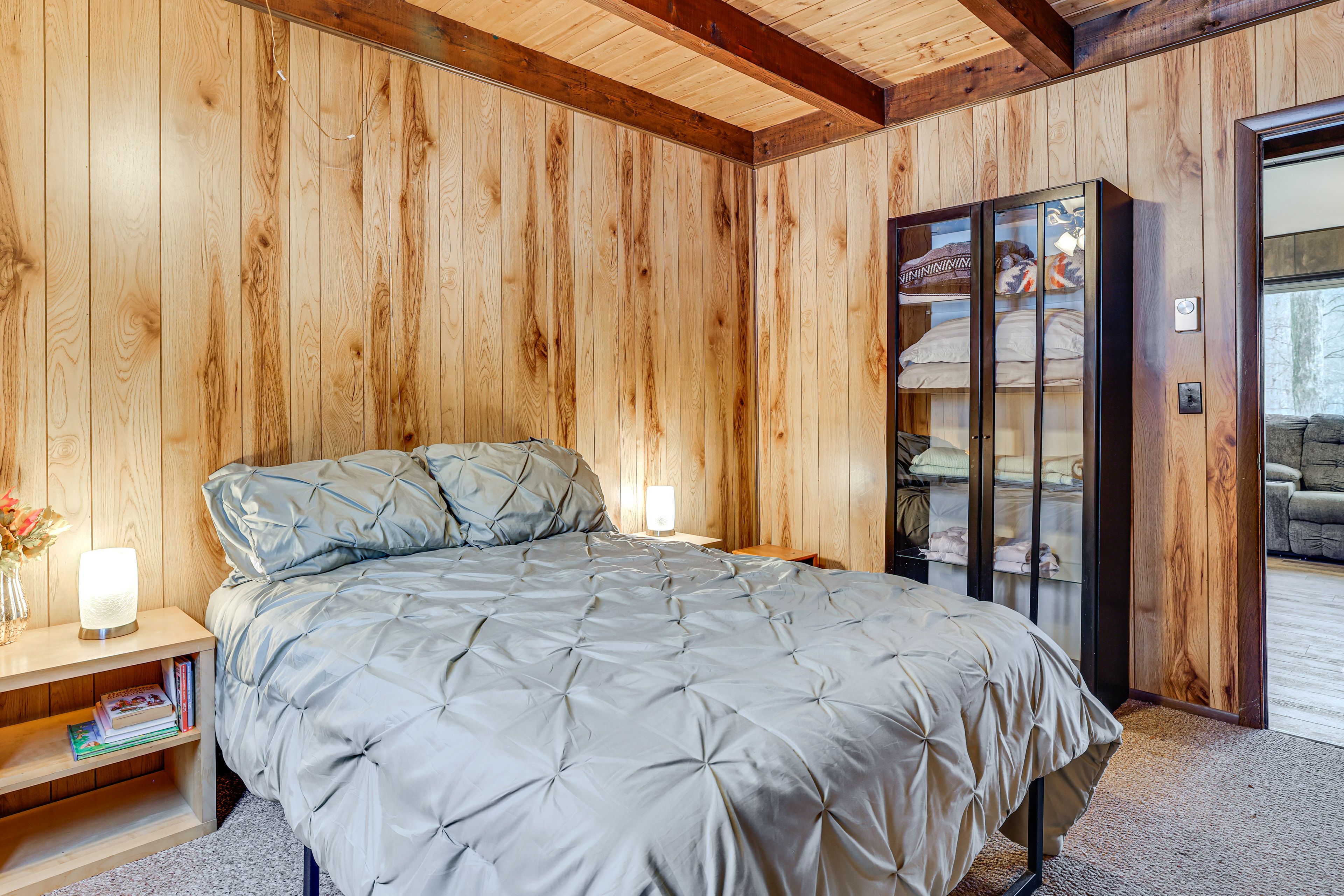 Bedroom 1 | Queen Bed | 1st Floor