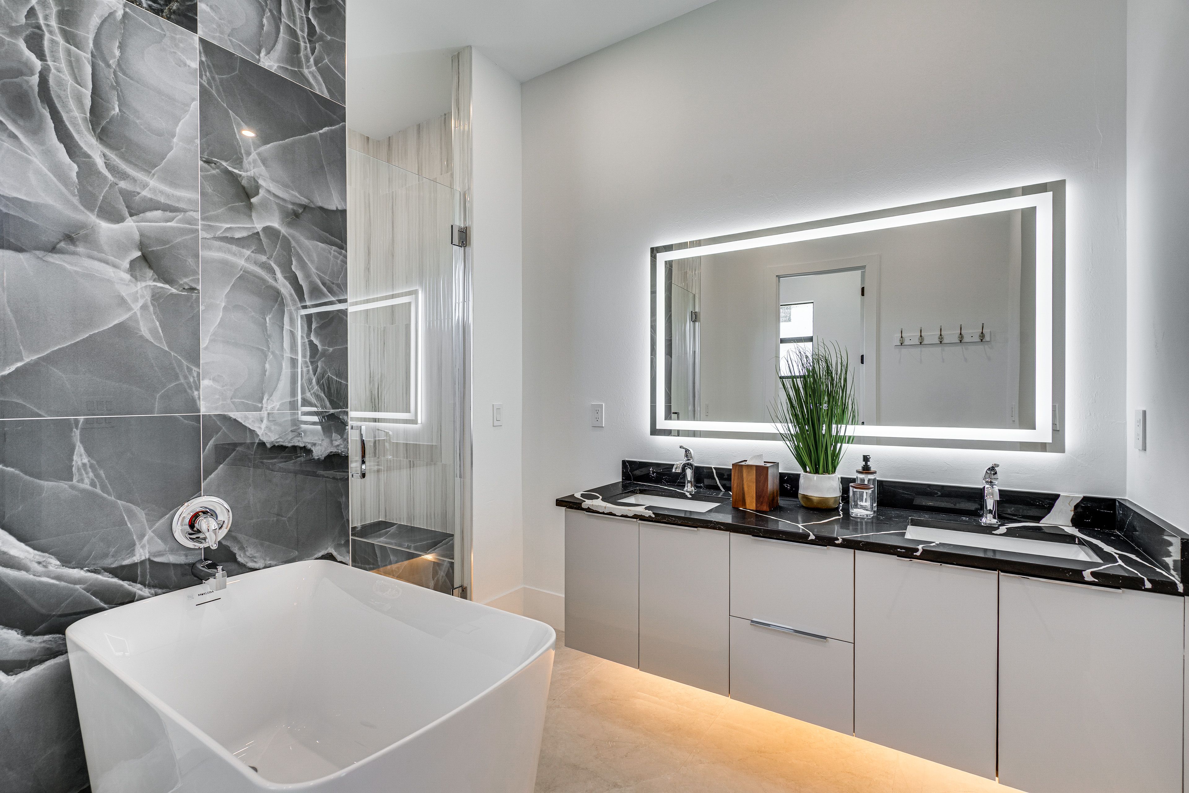 Full Bathroom | Towels Provided