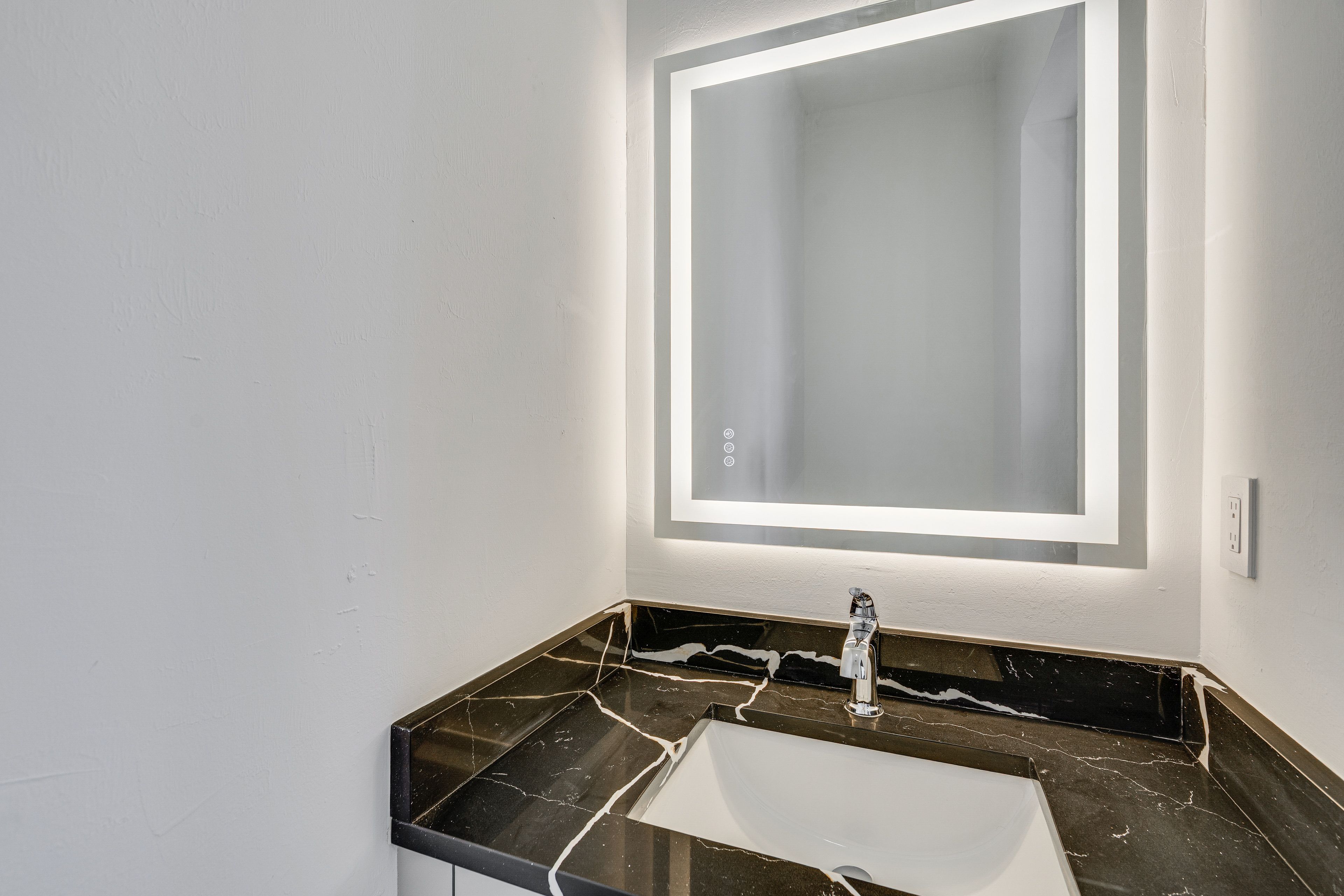 Half Bathroom | Lanai