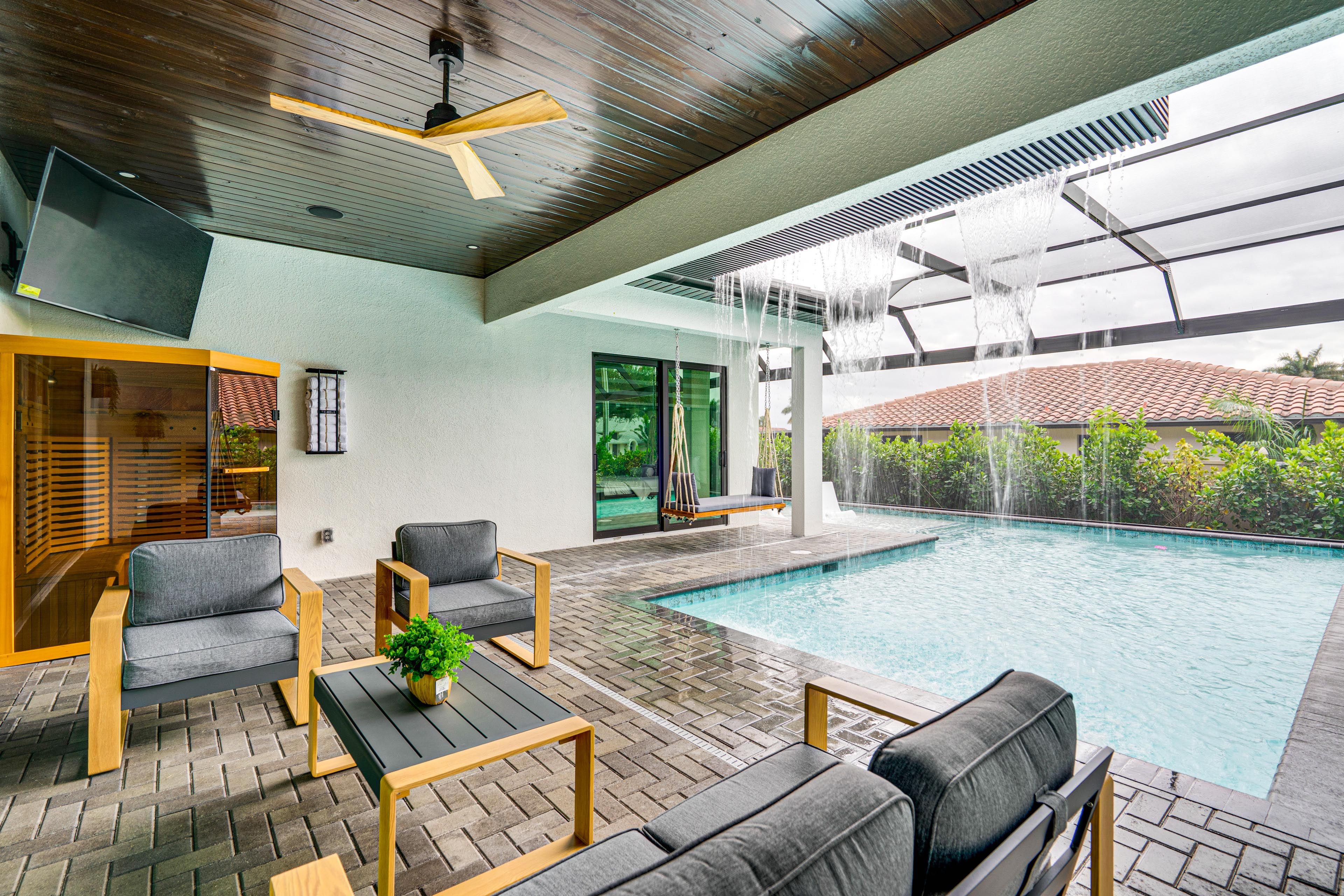 Screened-In Lanai w/ Sauna & Smart TV