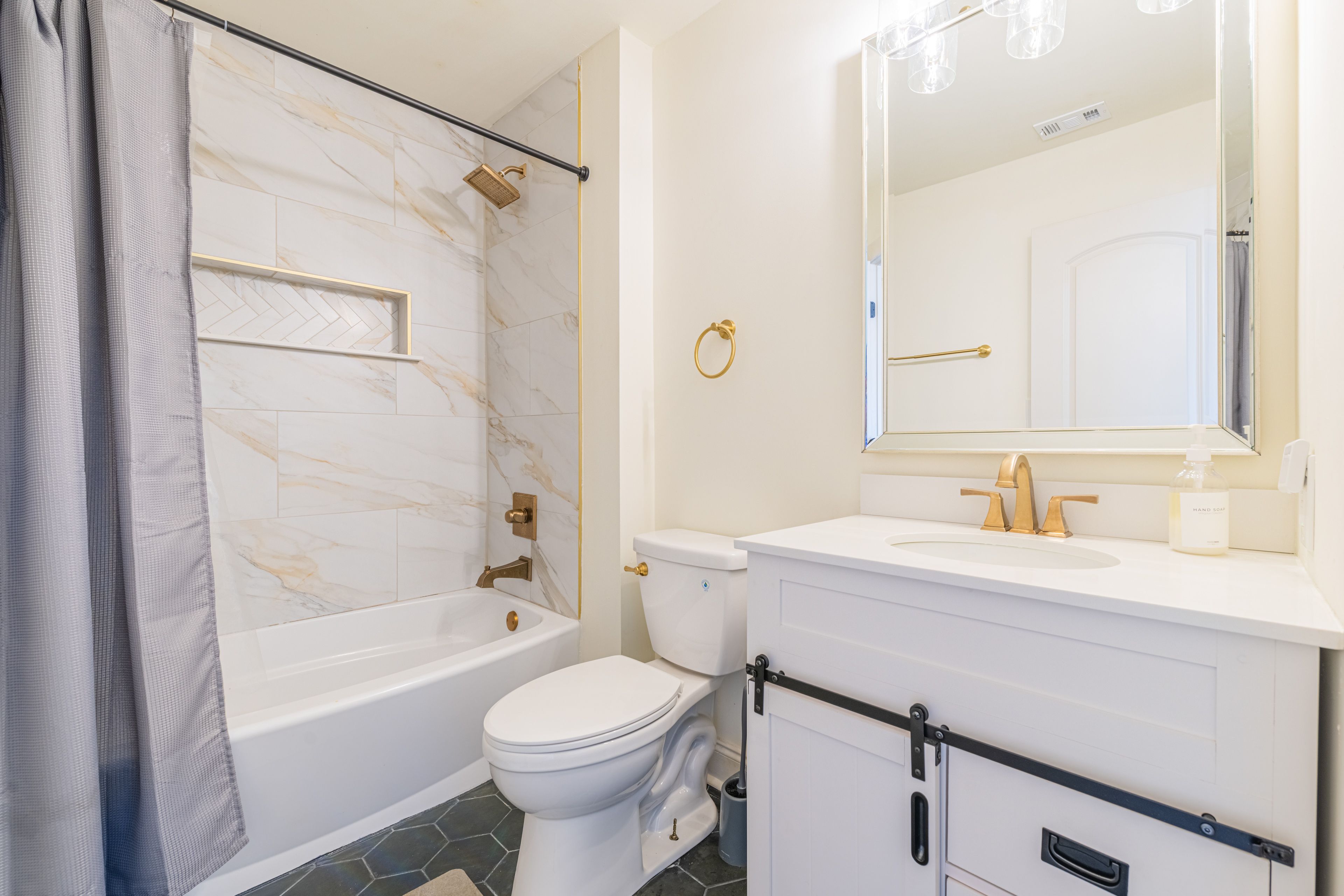 Full Bathroom | Towels & Linens Provided | Main Floor