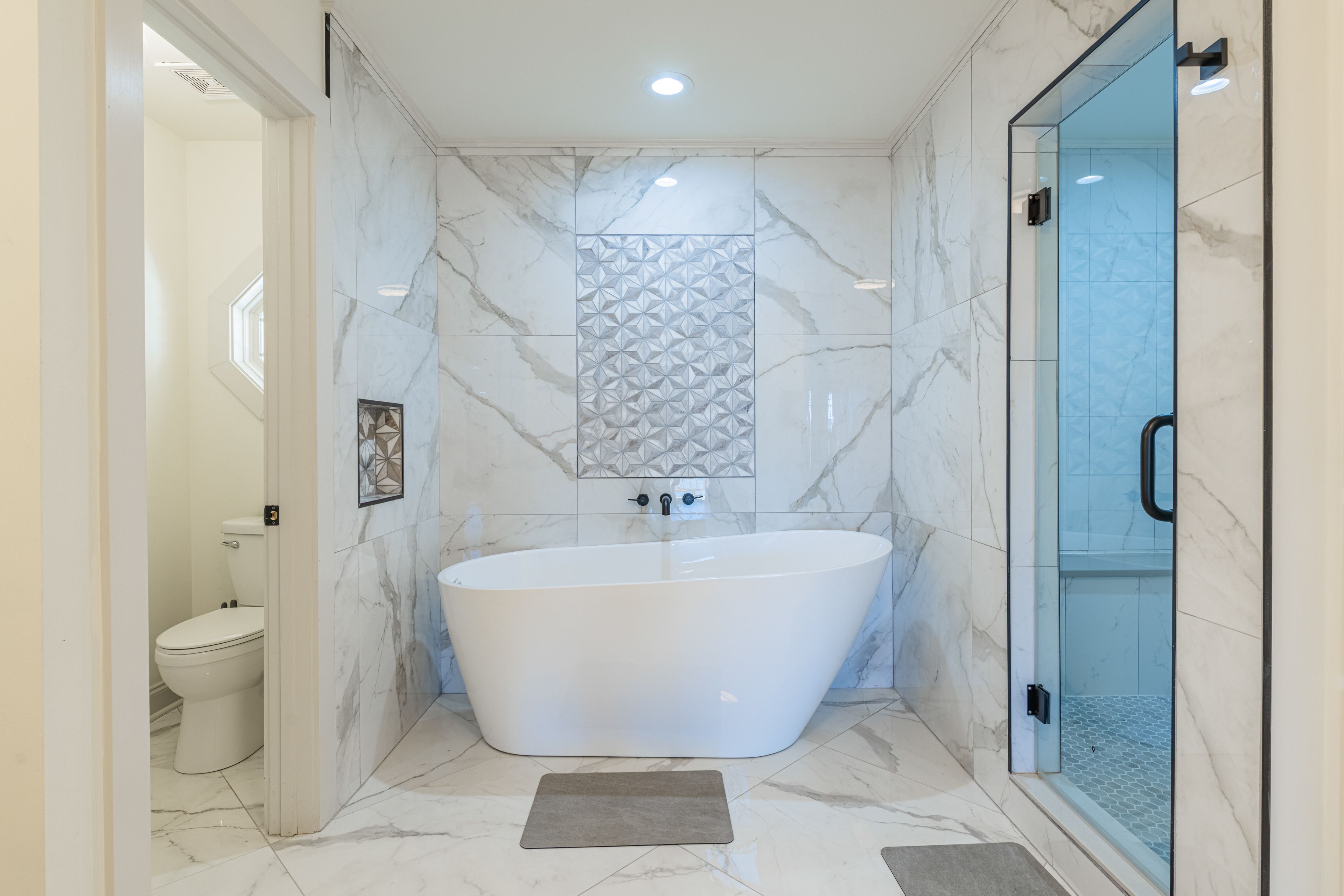 En-Suite Bathroom | Soaking Tub | Main Floor