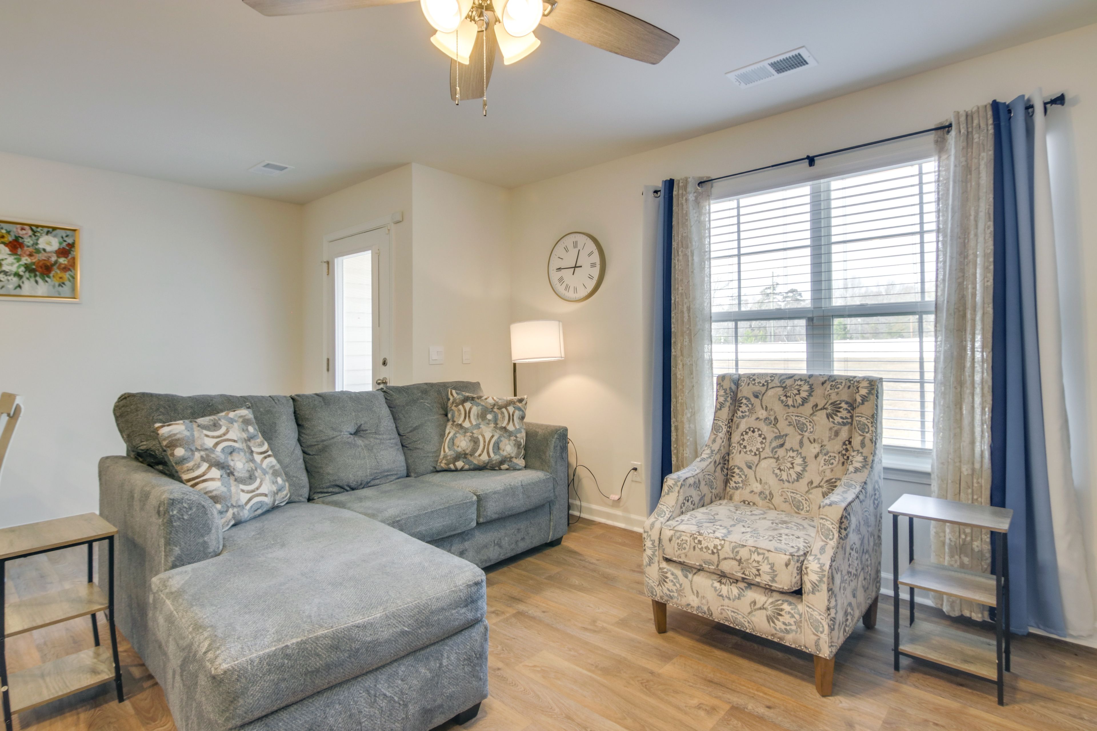 Living Room | 1st Floor | Smart TV | Free WiFi