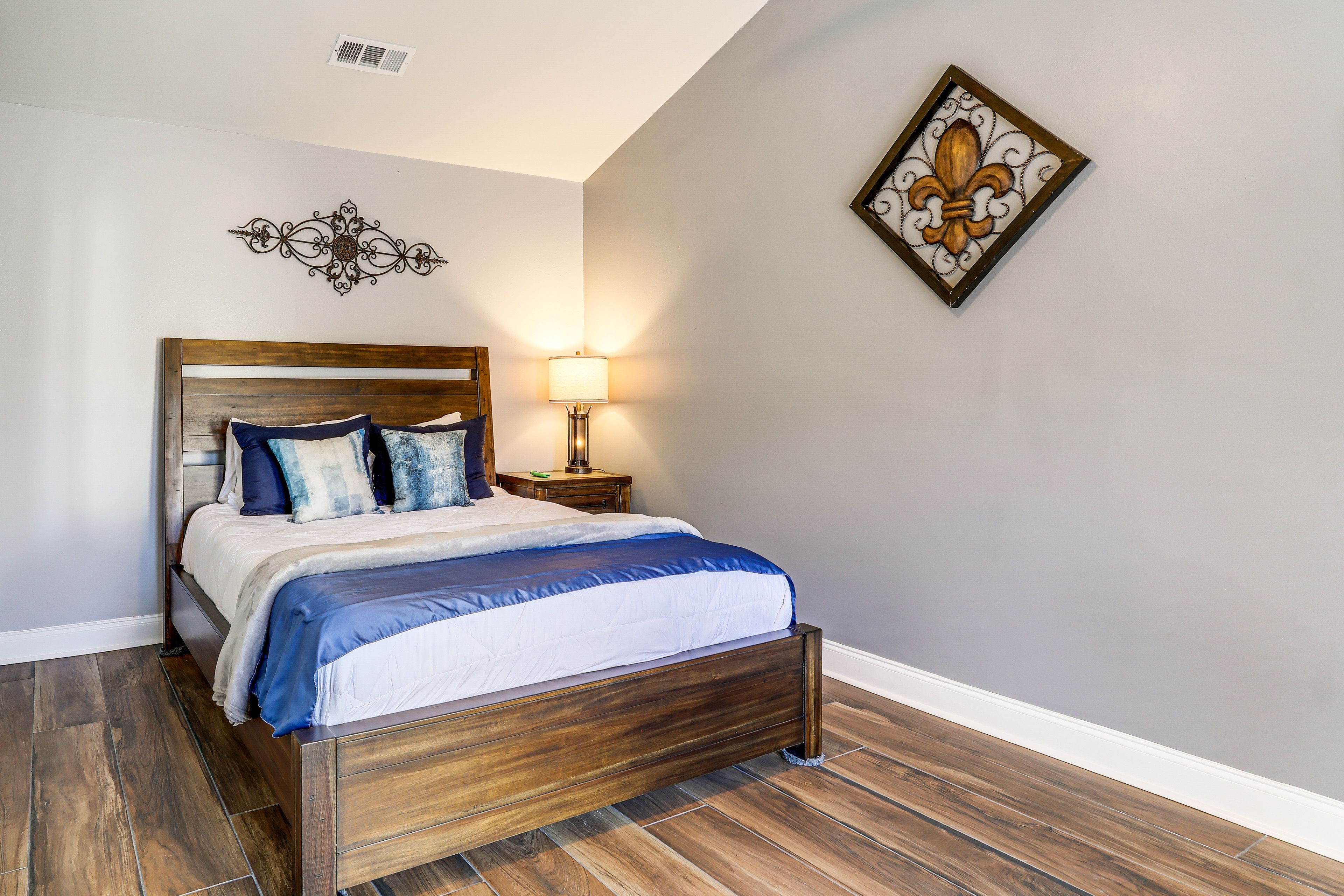 Bedroom 1 | Queen Bed | Smart TV